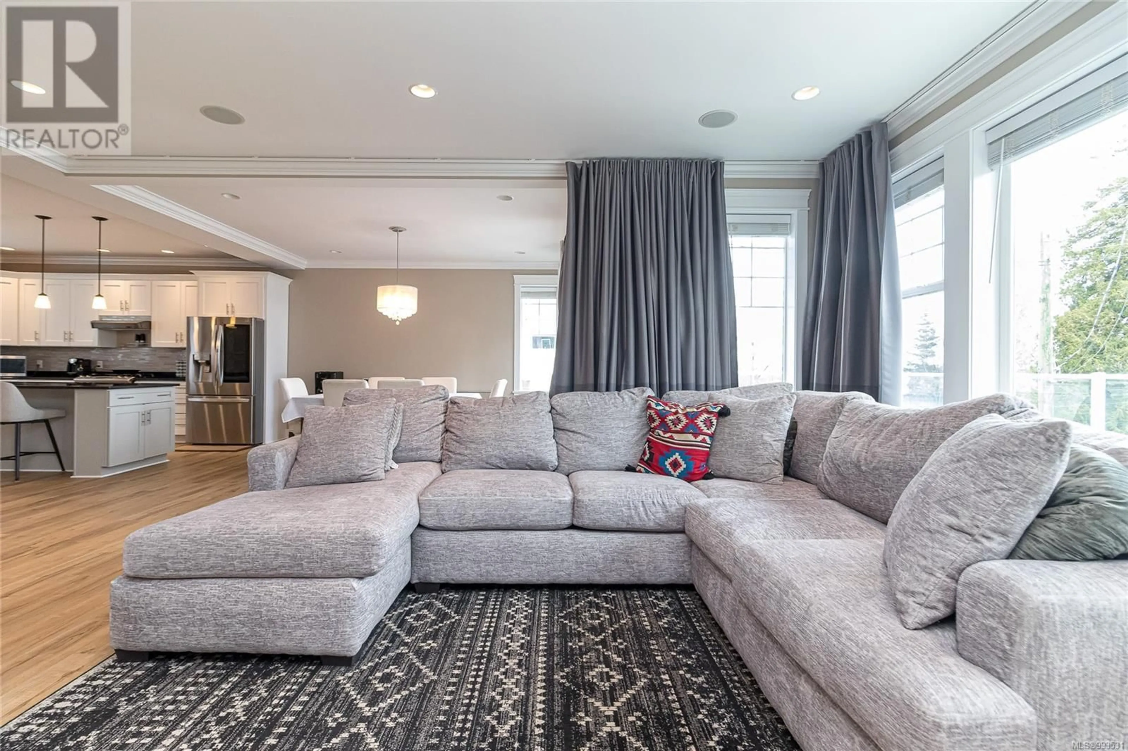 Living room with furniture, carpet floor for 3316 HOCKERING ROAD, Colwood British Columbia V9C1Y2