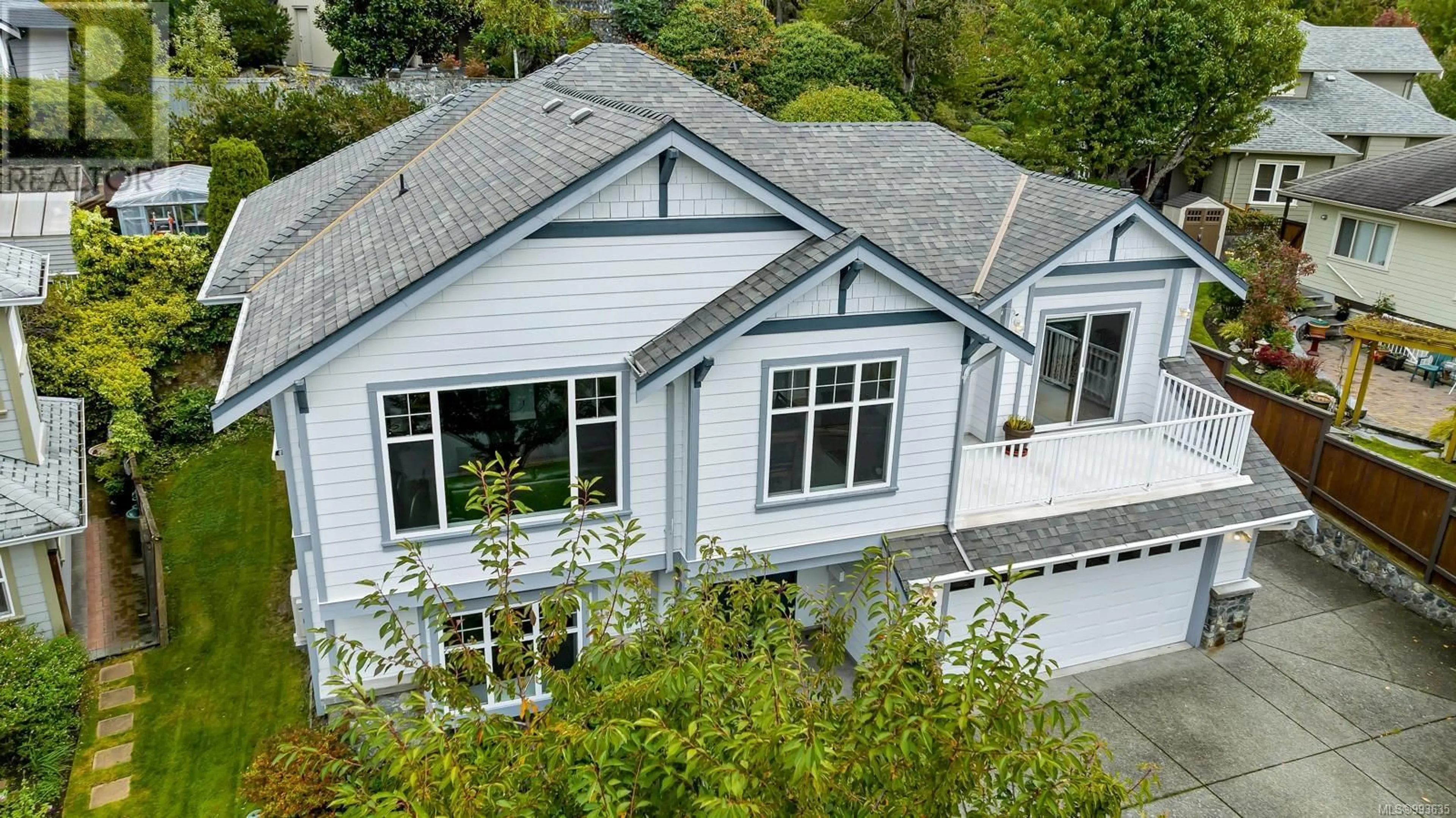 A pic from outside/outdoor area/front of a property/back of a property/a pic from drone, street for 845 ROGERS WAY, Saanich British Columbia V8X5L1