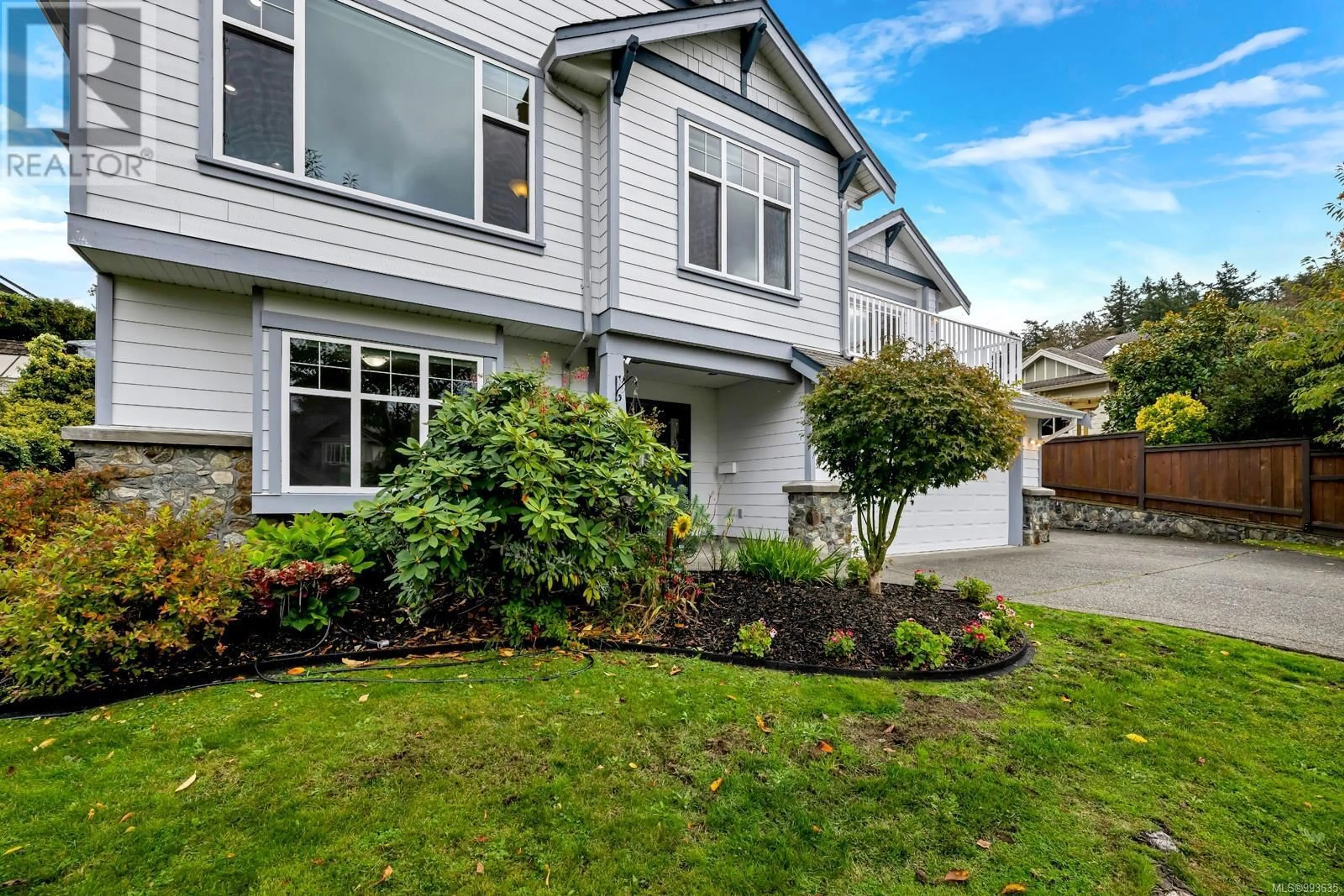 Home with vinyl exterior material, street for 845 ROGERS WAY, Saanich British Columbia V8X5L1