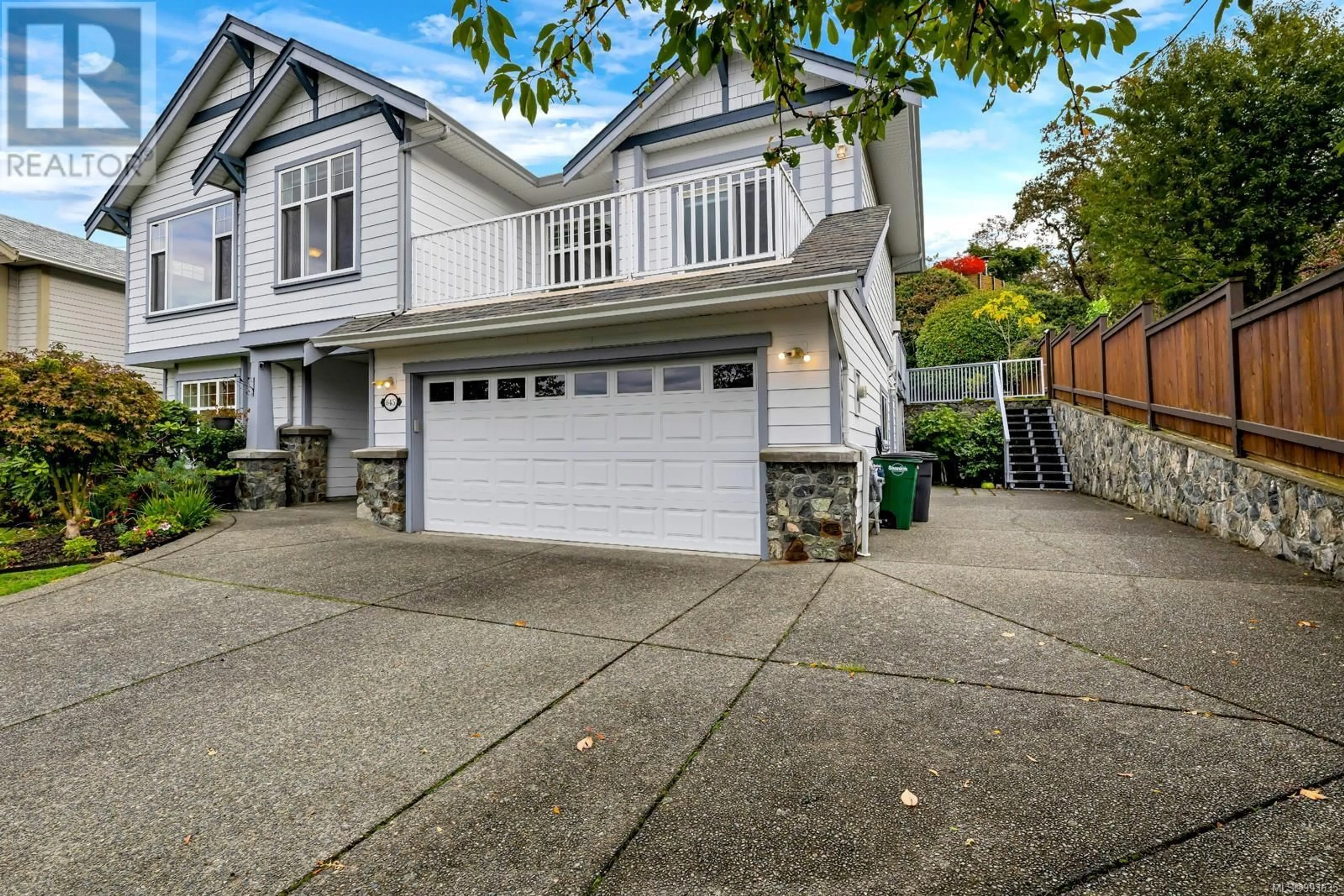 Home with vinyl exterior material, street for 845 ROGERS WAY, Saanich British Columbia V8X5L1