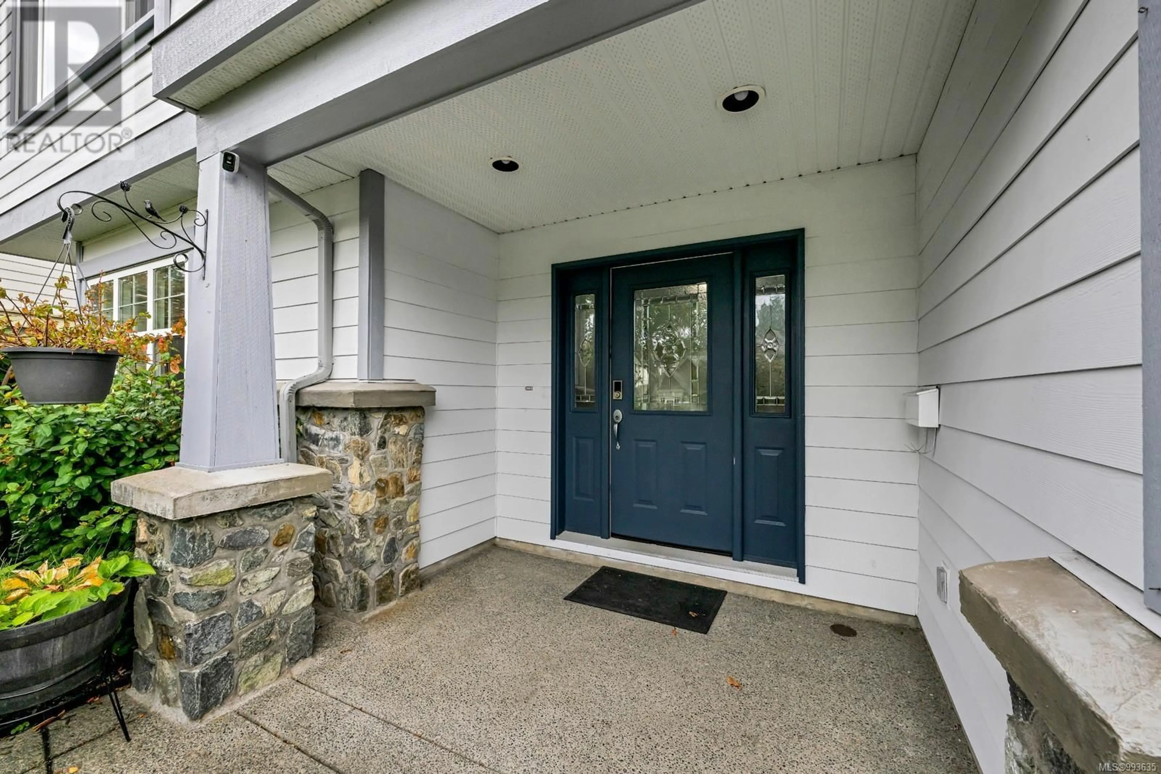Indoor entryway for 845 ROGERS WAY, Saanich British Columbia V8X5L1