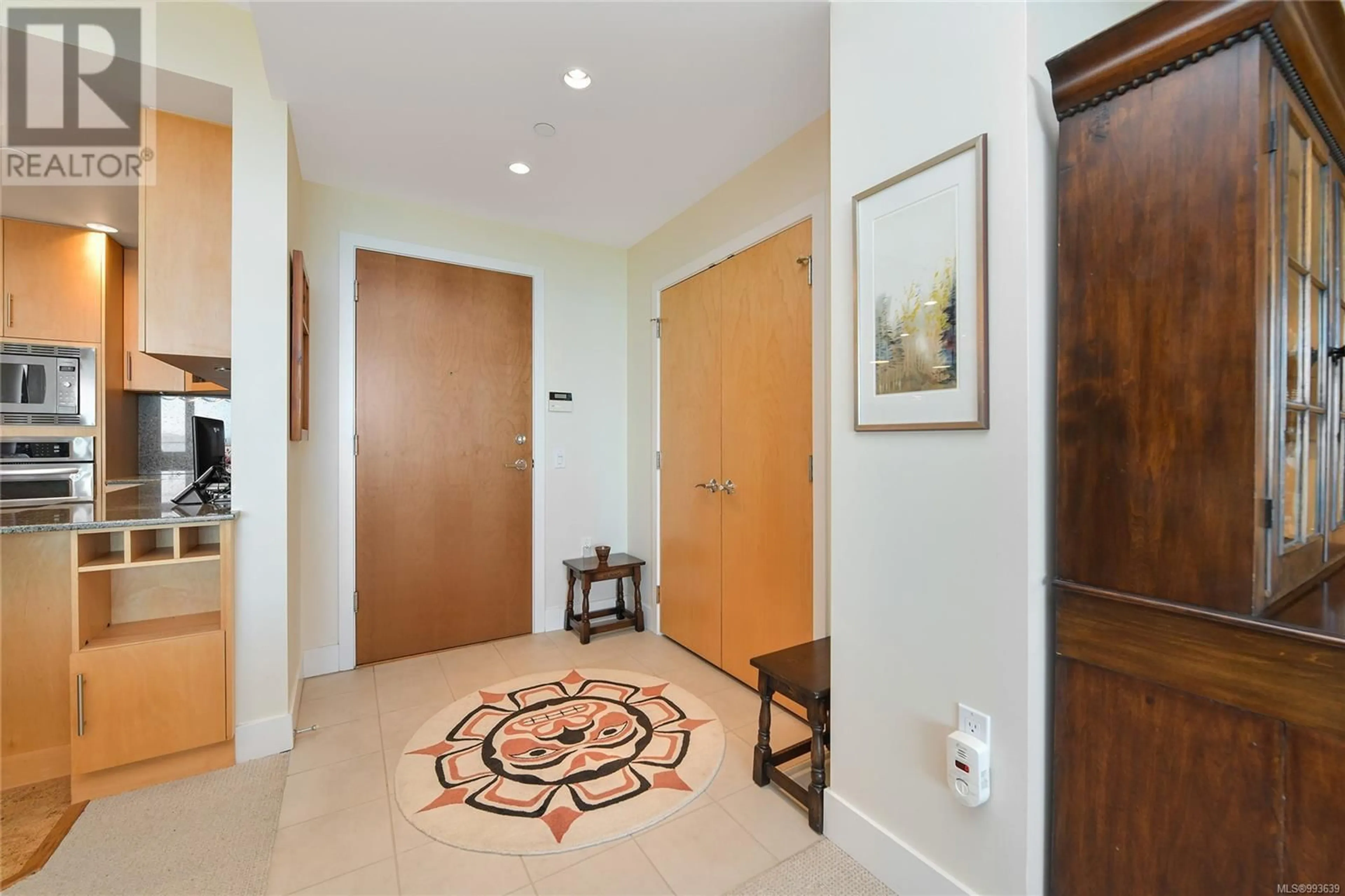 Indoor foyer for 502 - 748 SAYWARD HILL TERRACE, Saanich British Columbia V8Y3K1