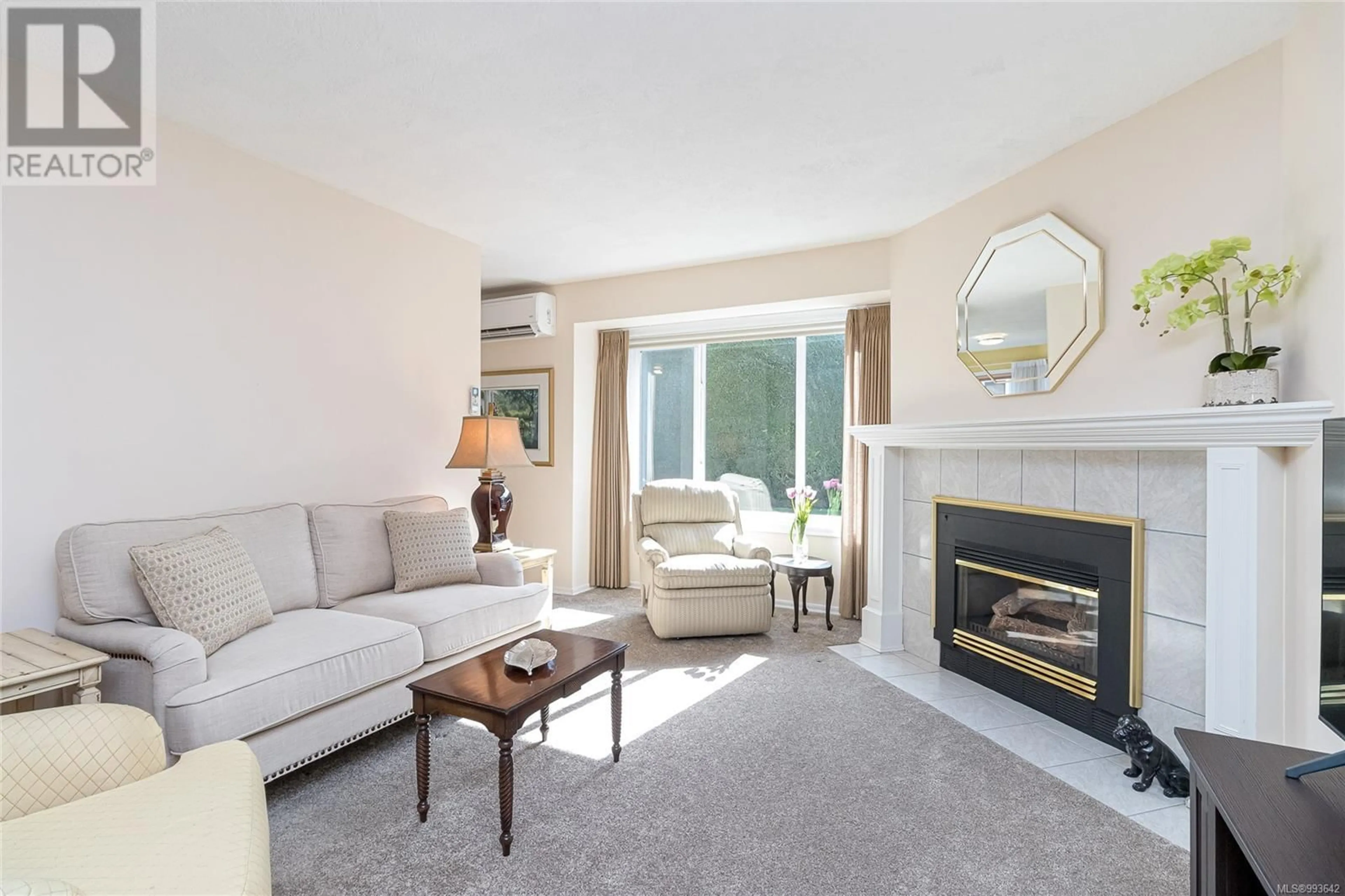 Living room with furniture, unknown for B - 3972 CEDAR HILL CROSS ROAD, Saanich British Columbia V8P2N7