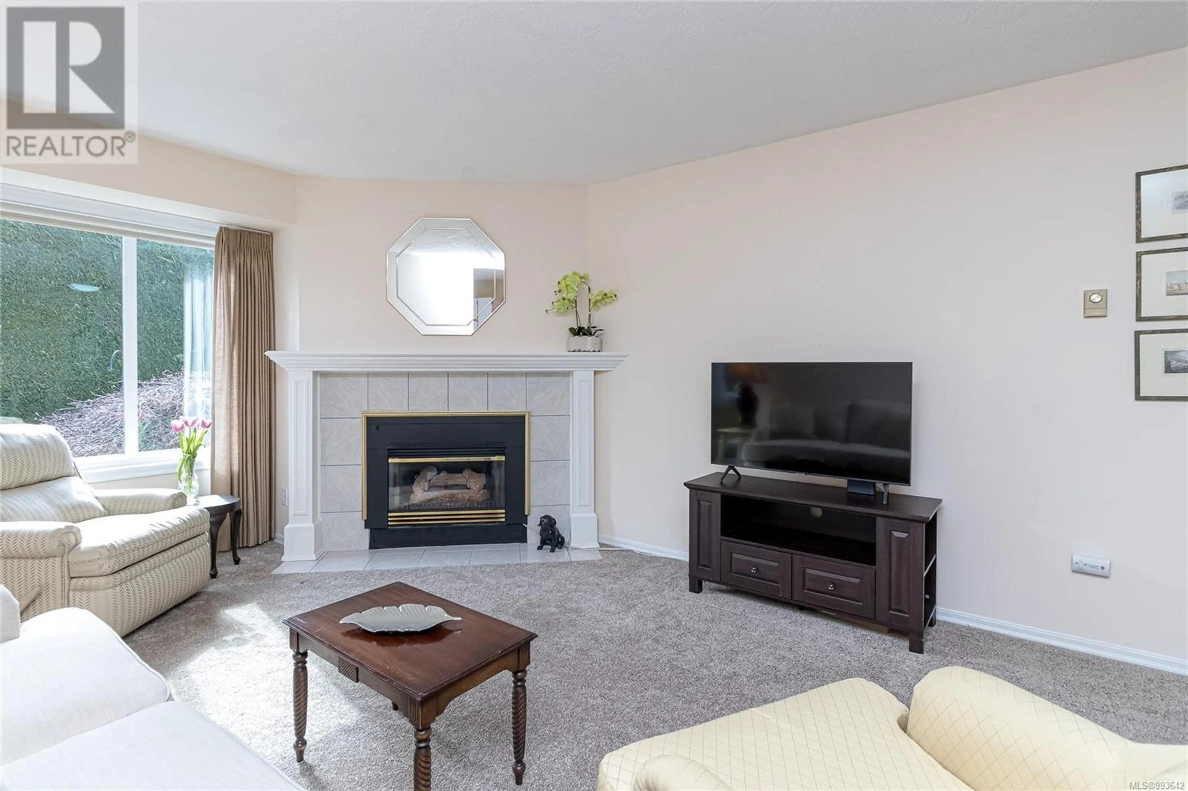 Living room with furniture, unknown for B - 3972 CEDAR HILL CROSS ROAD, Saanich British Columbia V8P2N7