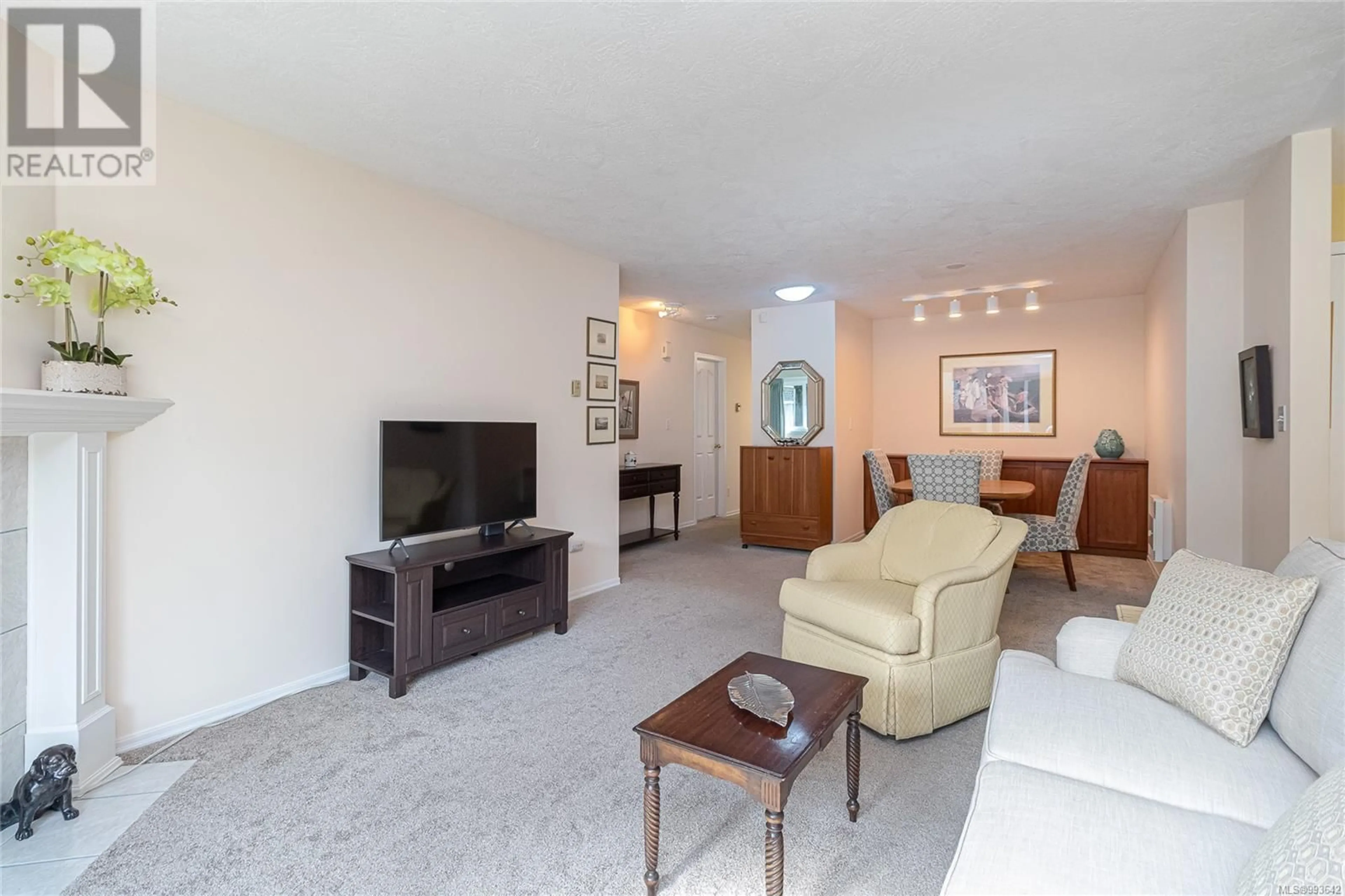Living room with furniture, unknown for B - 3972 CEDAR HILL CROSS ROAD, Saanich British Columbia V8P2N7