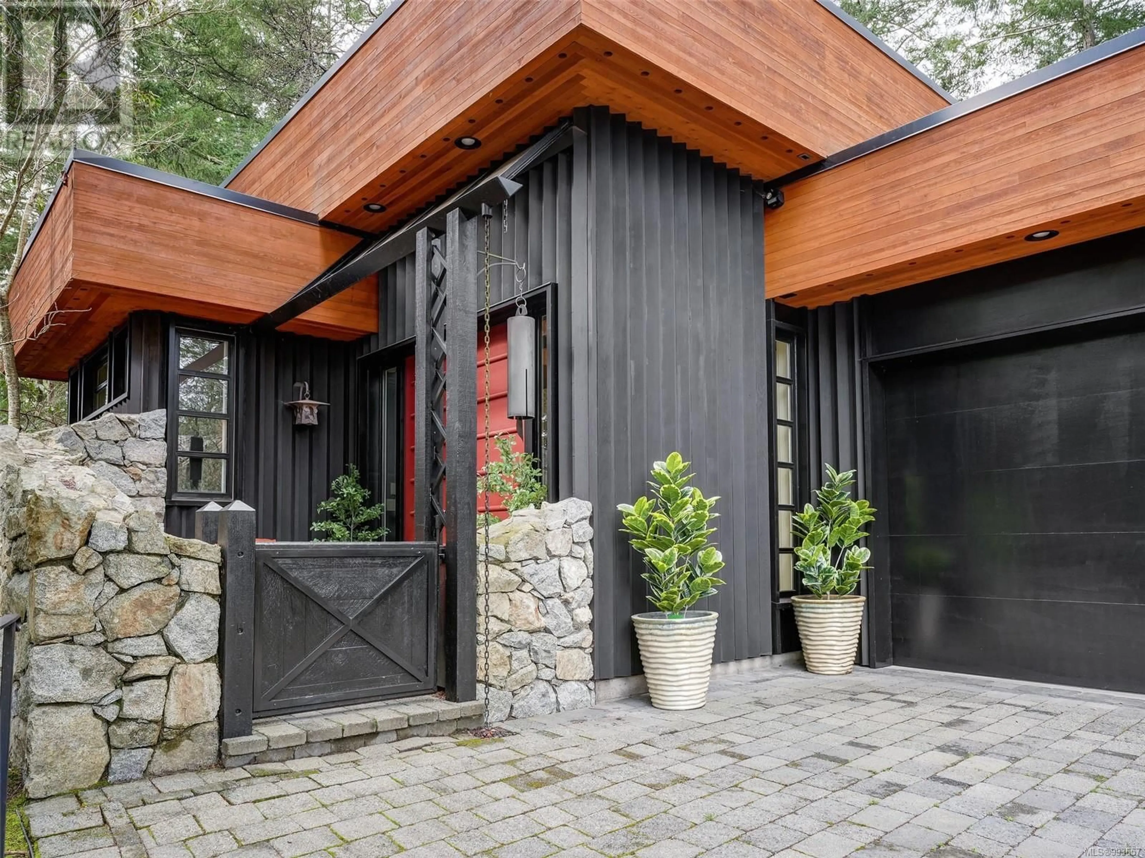 Indoor entryway for 5294 DEERPATH ROAD, Saanich British Columbia V8Y3H6