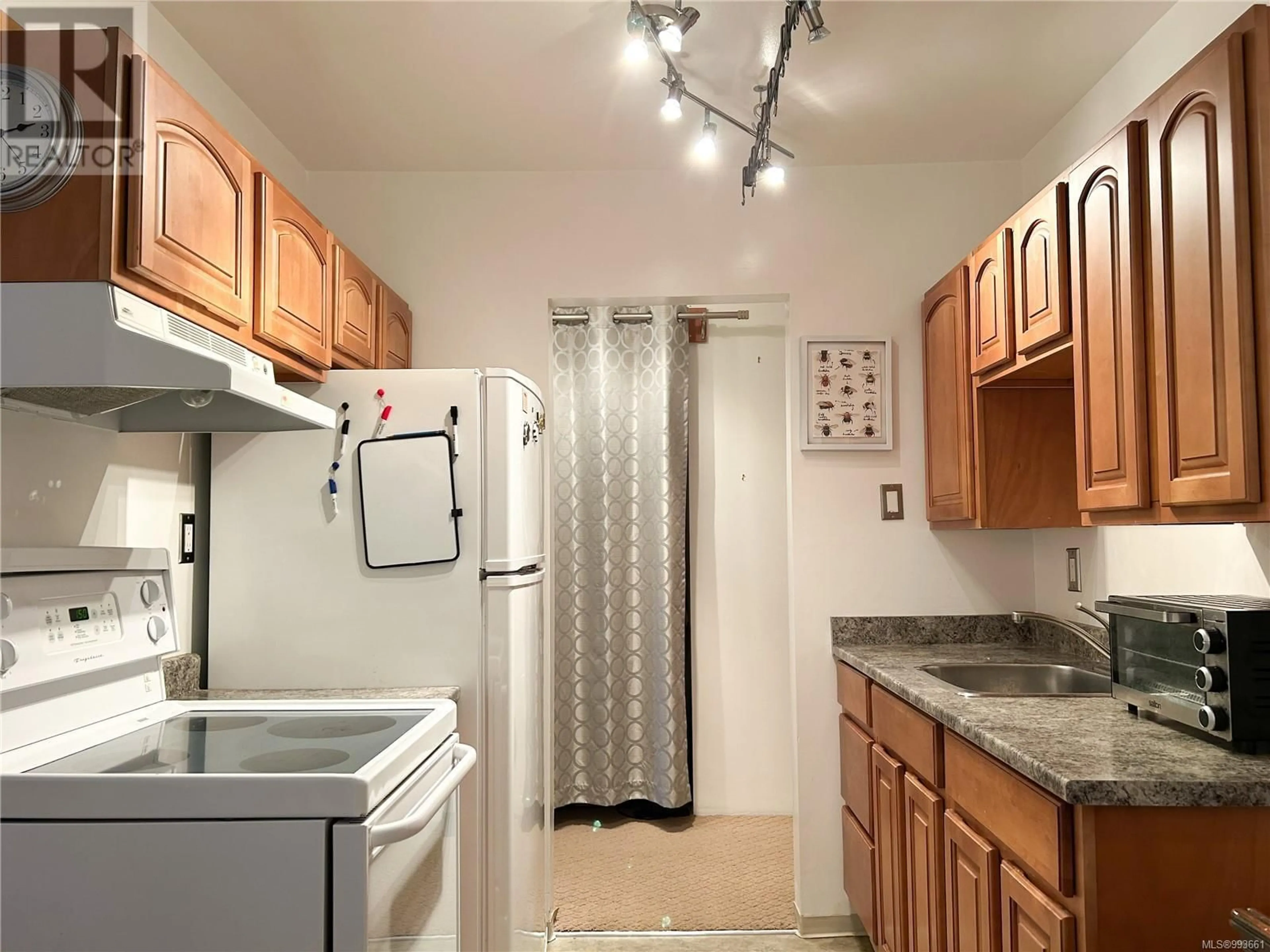 Standard kitchen, unknown for 310 - 550 BRADLEY STREET, Nanaimo British Columbia V9S5N4