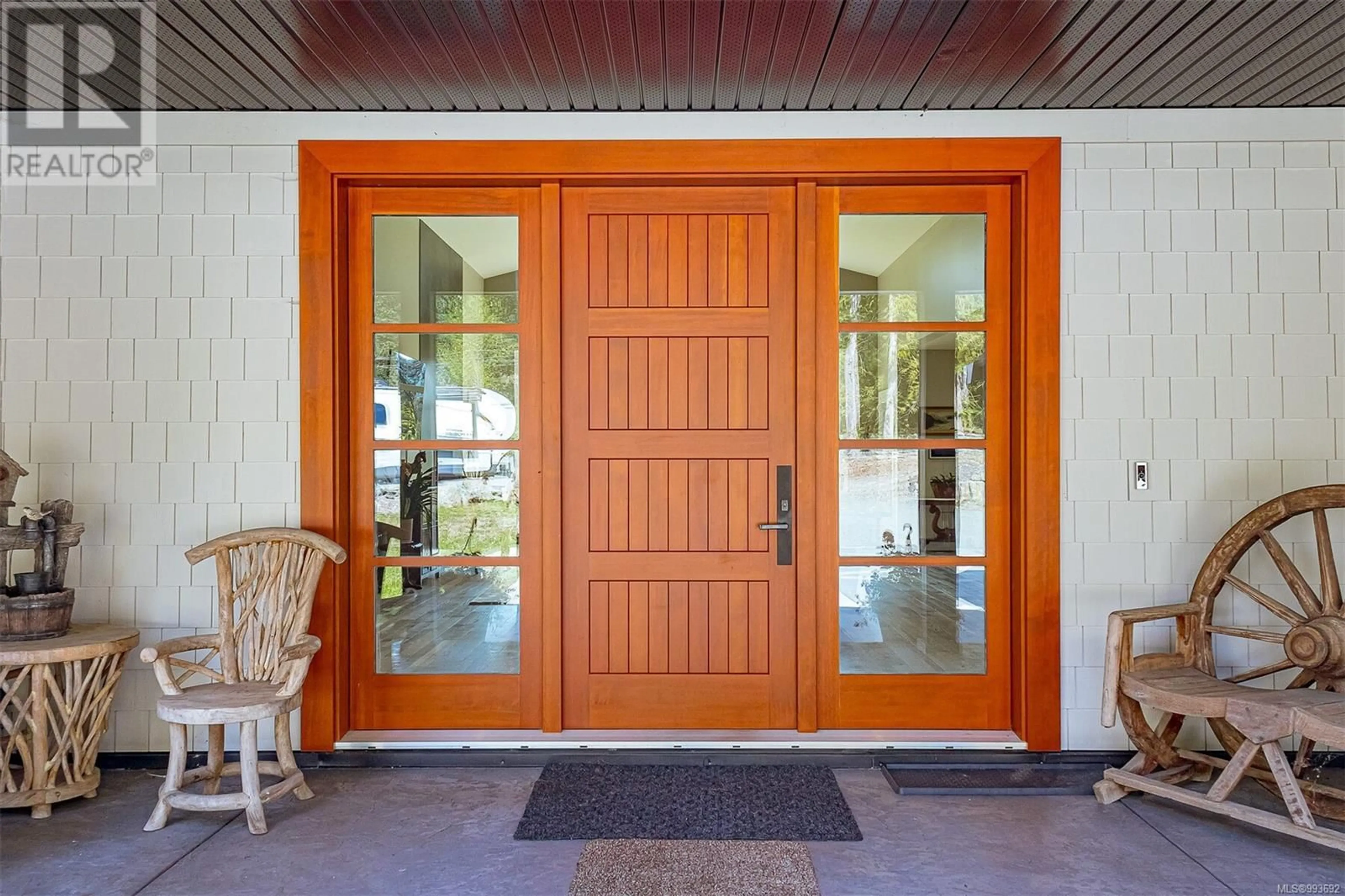 Indoor entryway for 881 BRADLEY DYNE ROAD, North Saanich British Columbia V8L5H1