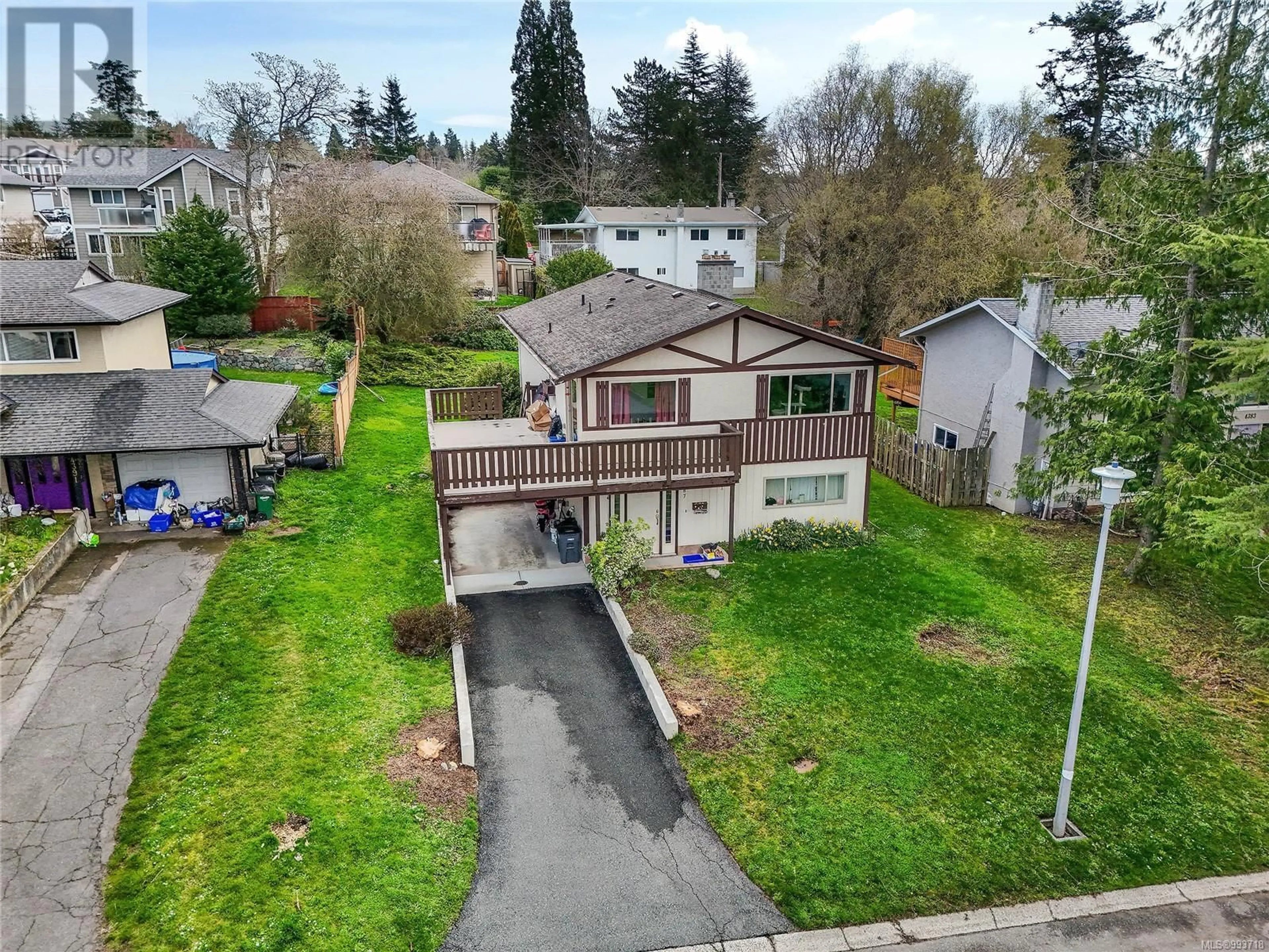 A pic from outside/outdoor area/front of a property/back of a property/a pic from drone, street for 4387 TORRINGTON PLACE, Saanich British Columbia V8N4T3