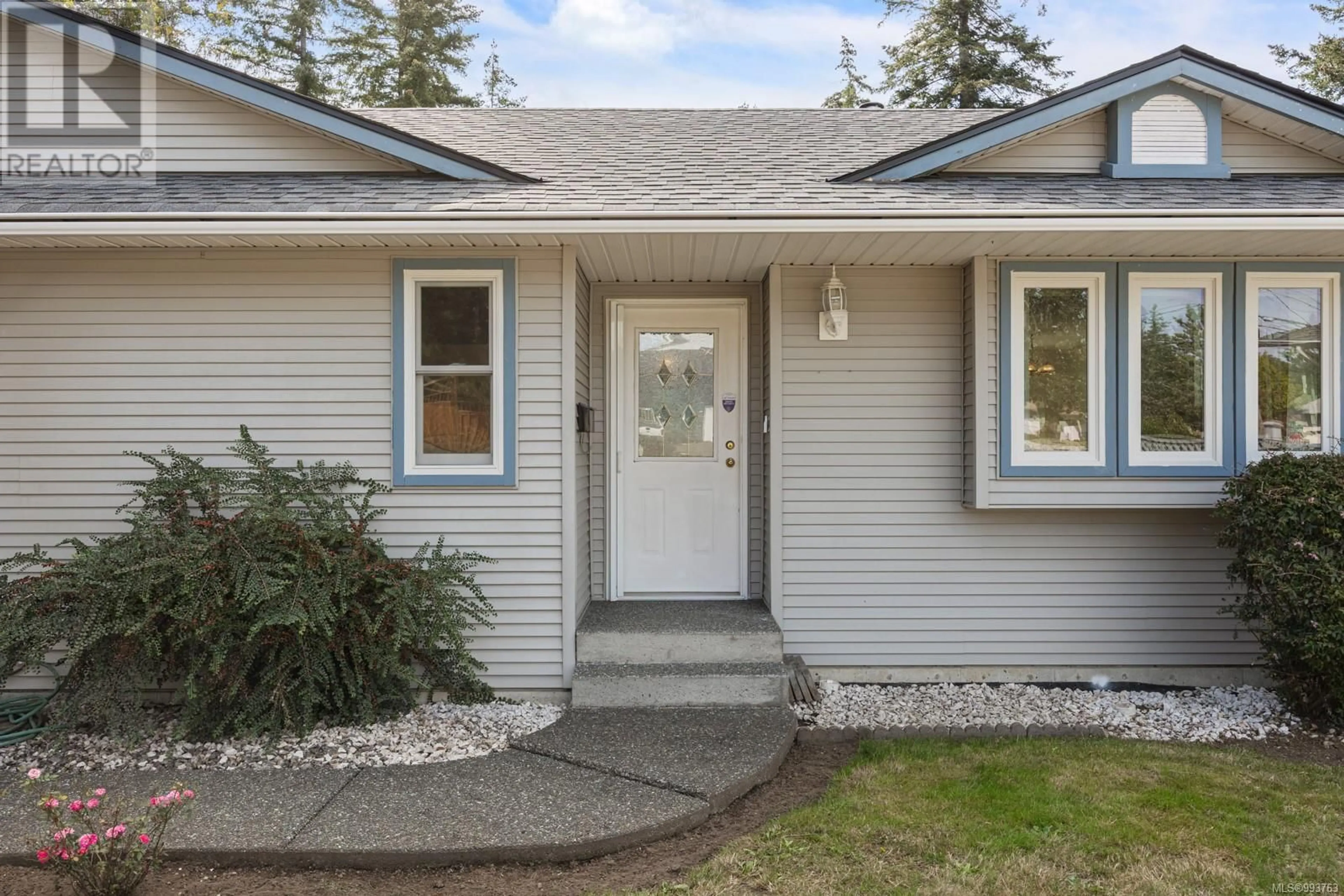 Home with vinyl exterior material, street for 1565 VALLEY CRESCENT, Courtenay British Columbia V9N3W2