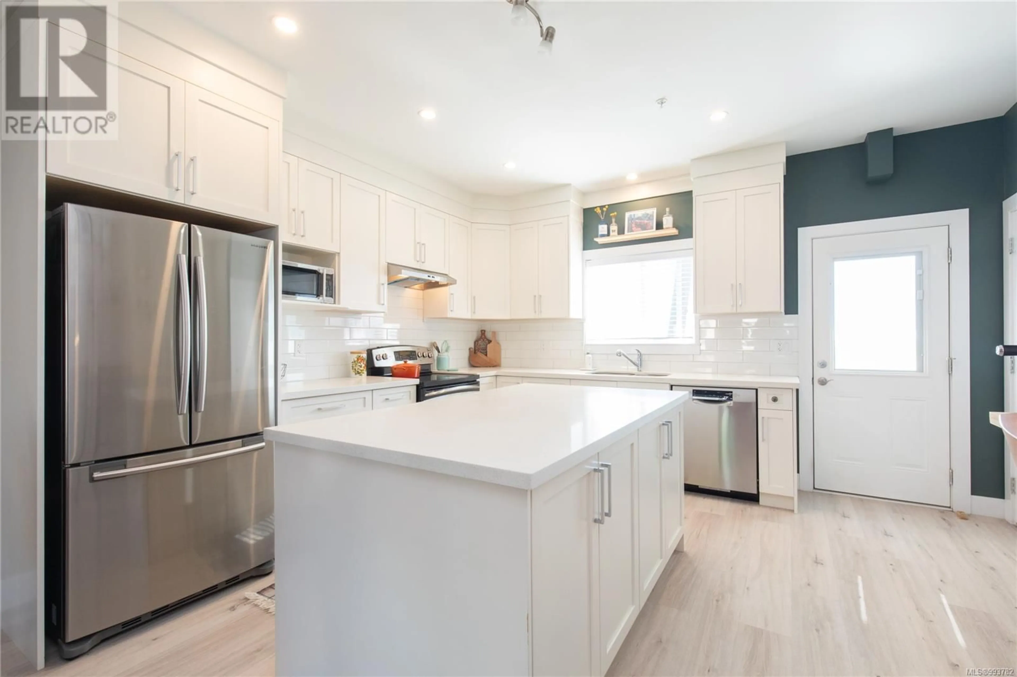 Contemporary kitchen, ceramic/tile floor for 105 - 253 VICTORIA ROAD, Nanaimo British Columbia V9R4P8