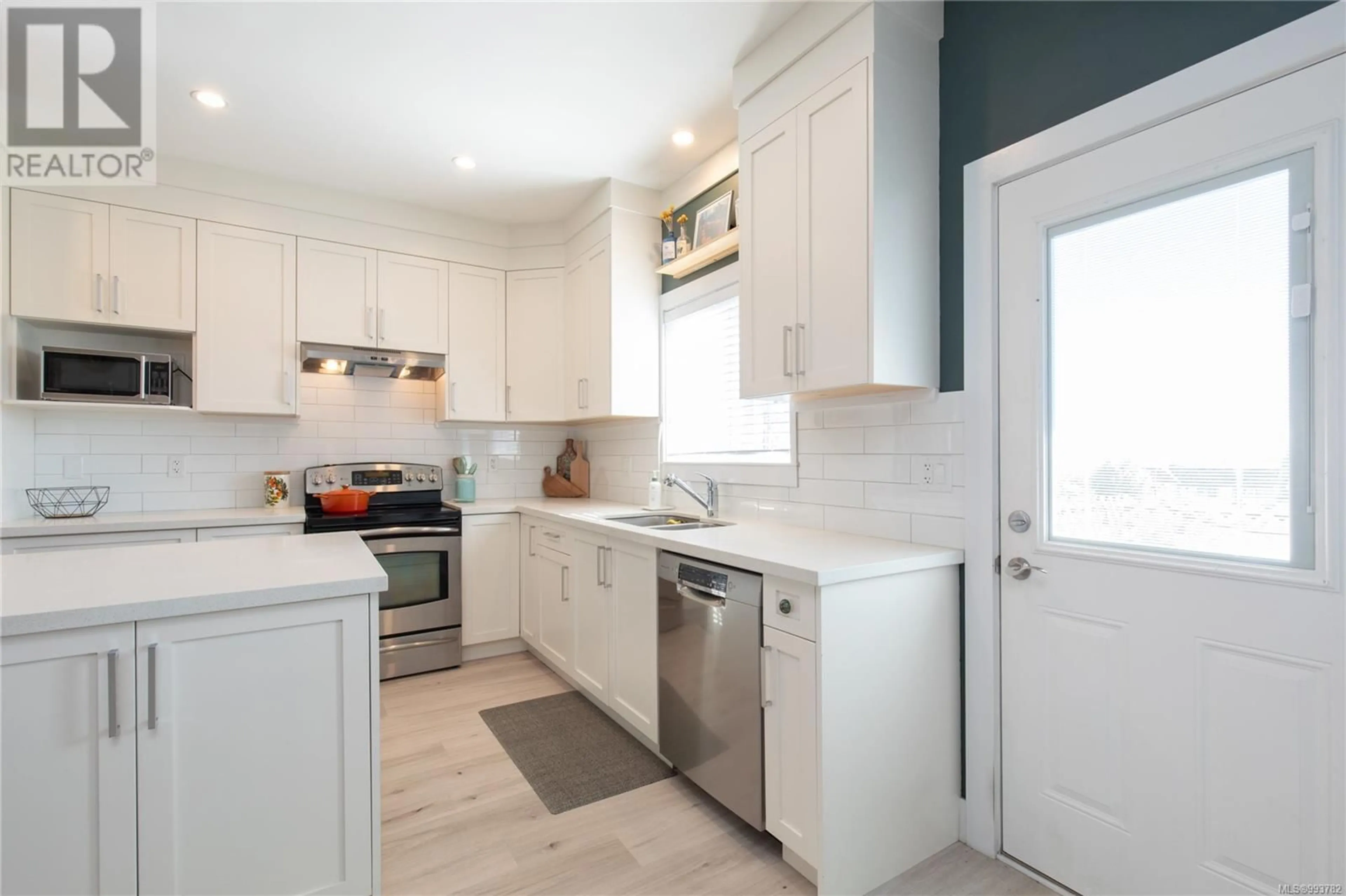 Open concept kitchen, ceramic/tile floor for 105 - 253 VICTORIA ROAD, Nanaimo British Columbia V9R4P8