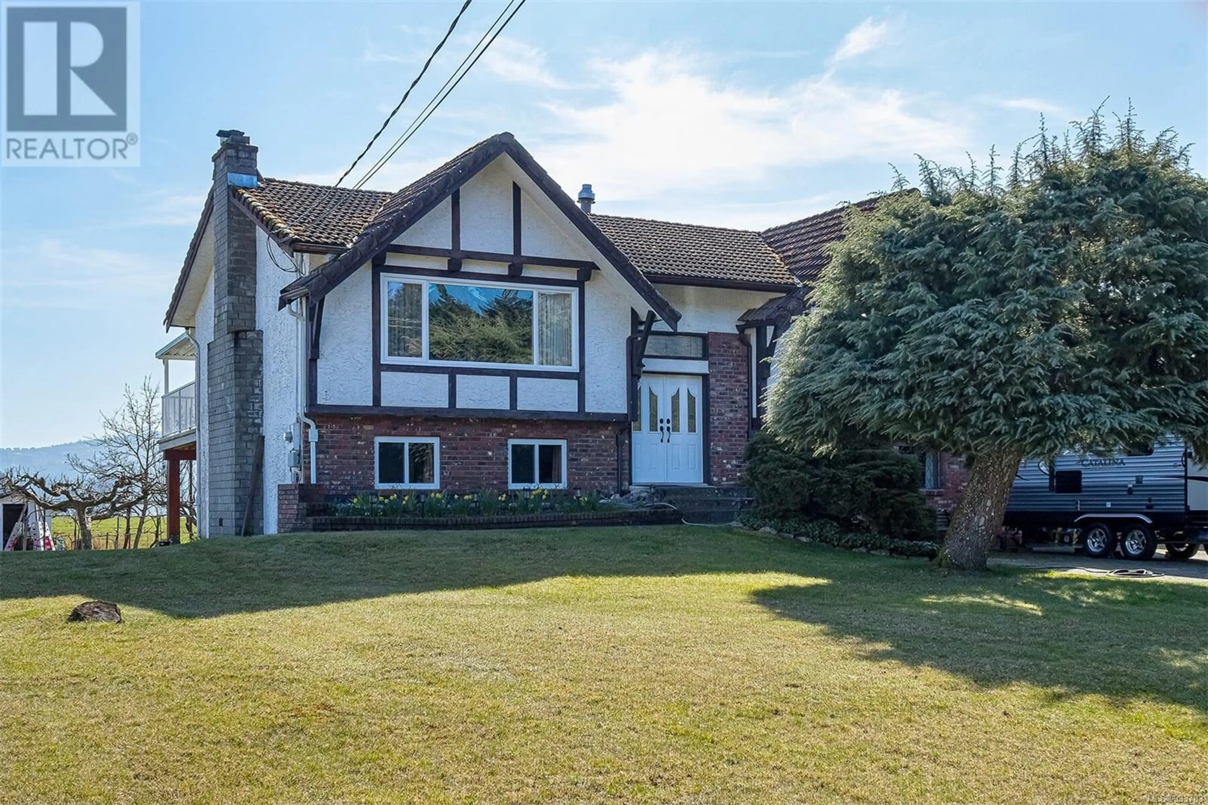 A pic from outside/outdoor area/front of a property/back of a property/a pic from drone, street for 6627 LAKES ROAD, Duncan British Columbia V9L5V9
