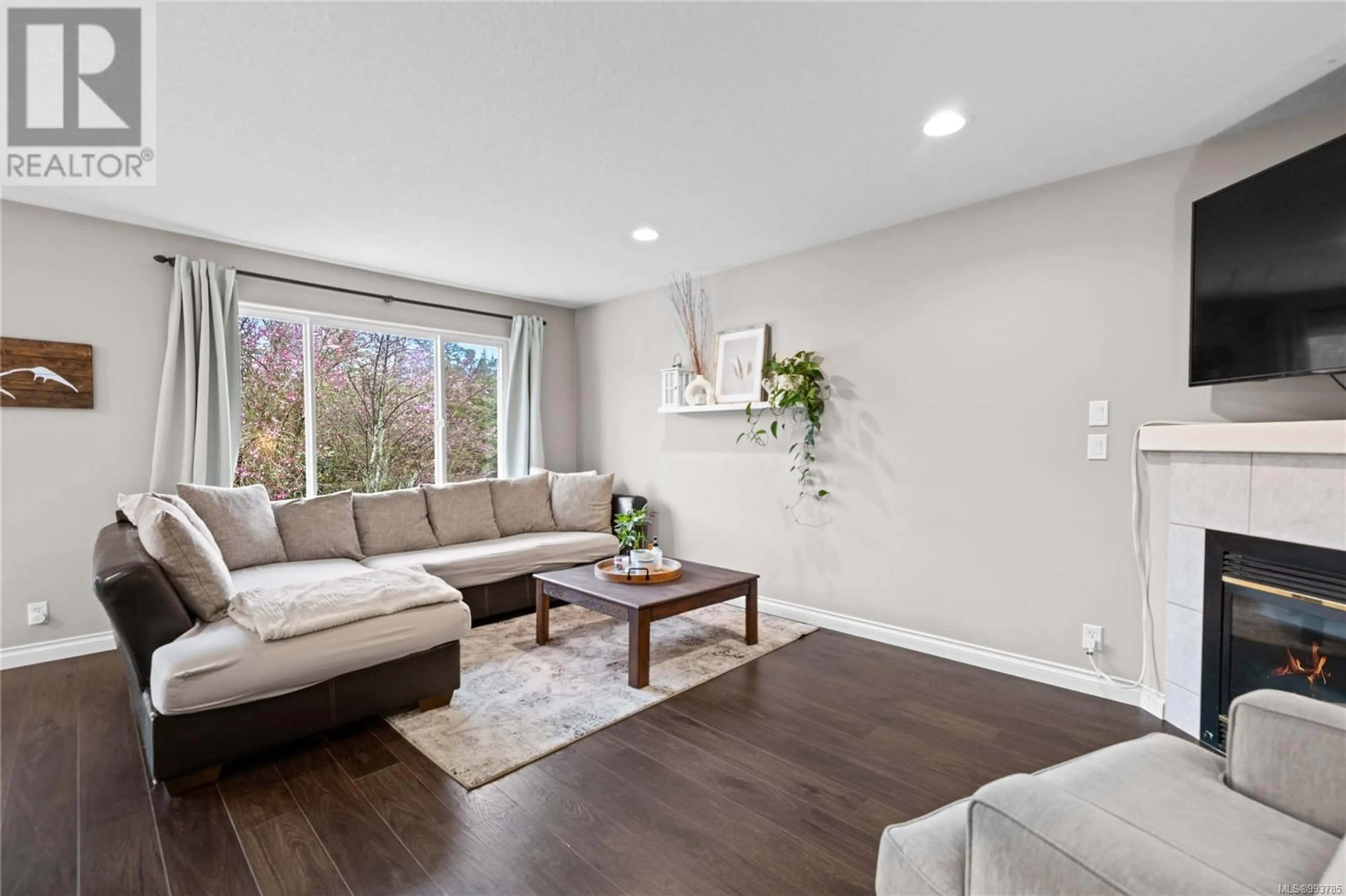 Living room with furniture, wood/laminate floor for 5794 BROOKWOOD DRIVE, Nanaimo British Columbia V9T6J5