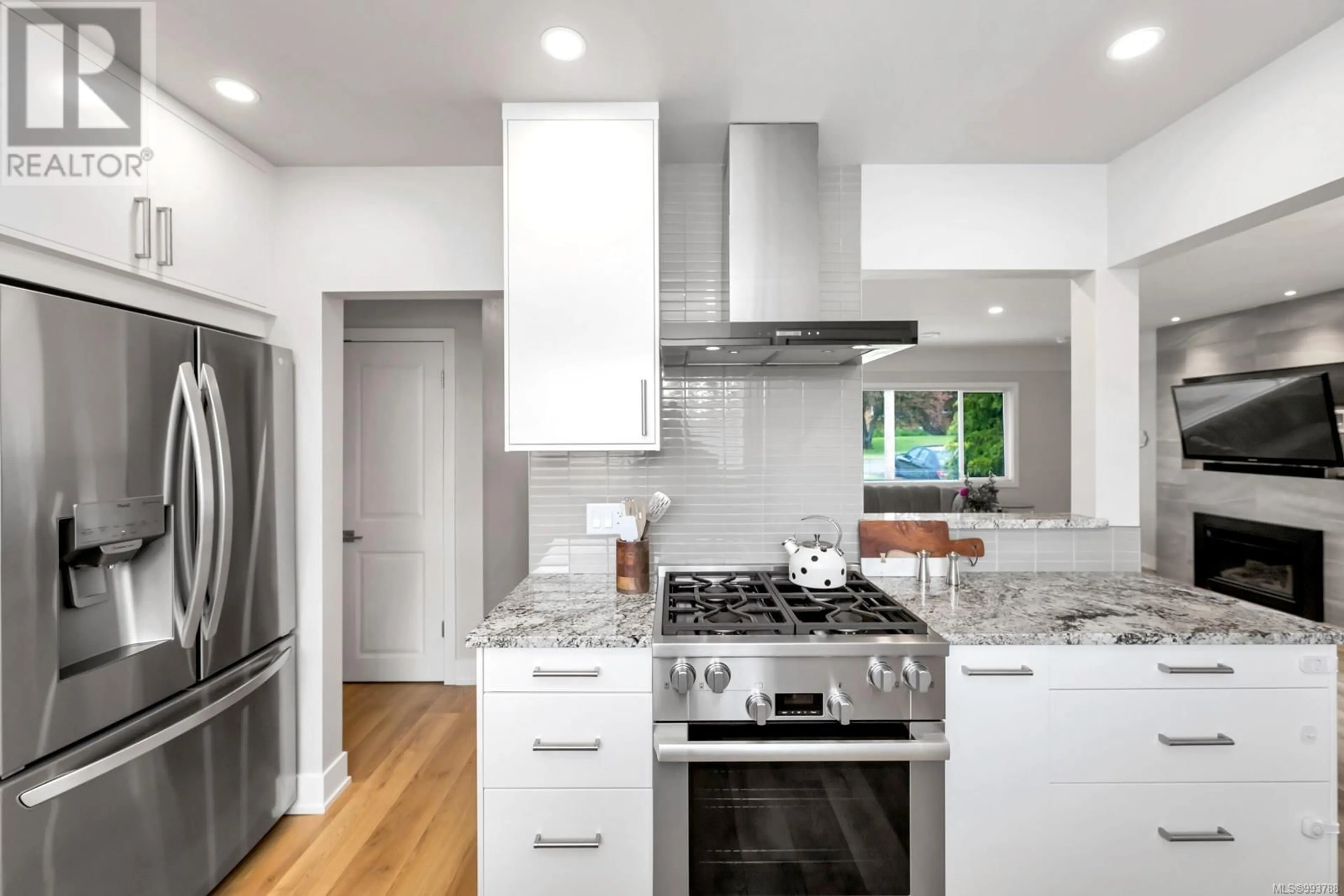 Contemporary kitchen, unknown for 1045 NICHOLSON STREET, Saanich British Columbia V8X3L3
