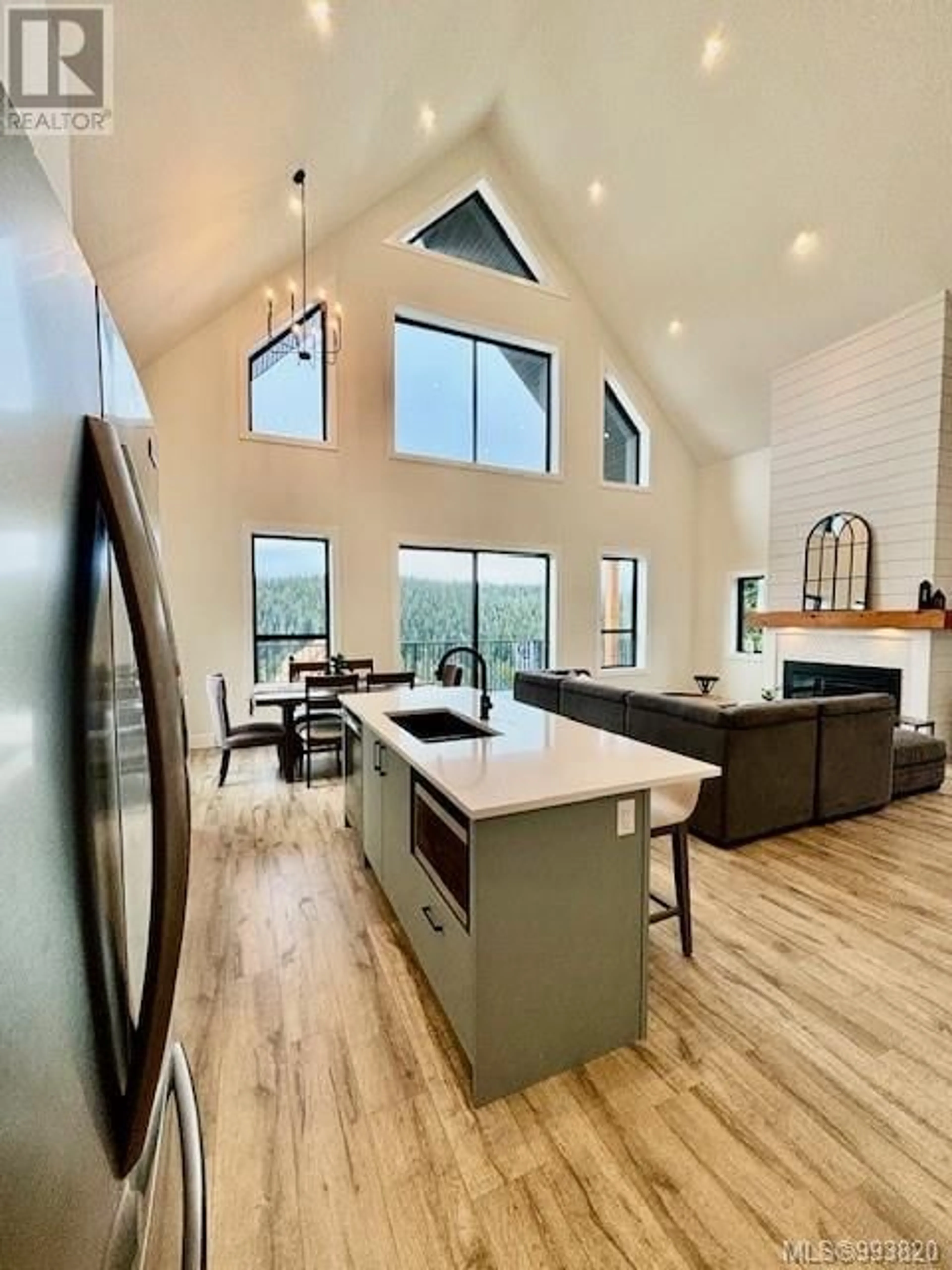 Open concept kitchen, unknown for 650 ARROWSMITH RIDGE, Courtenay British Columbia V0P1N0