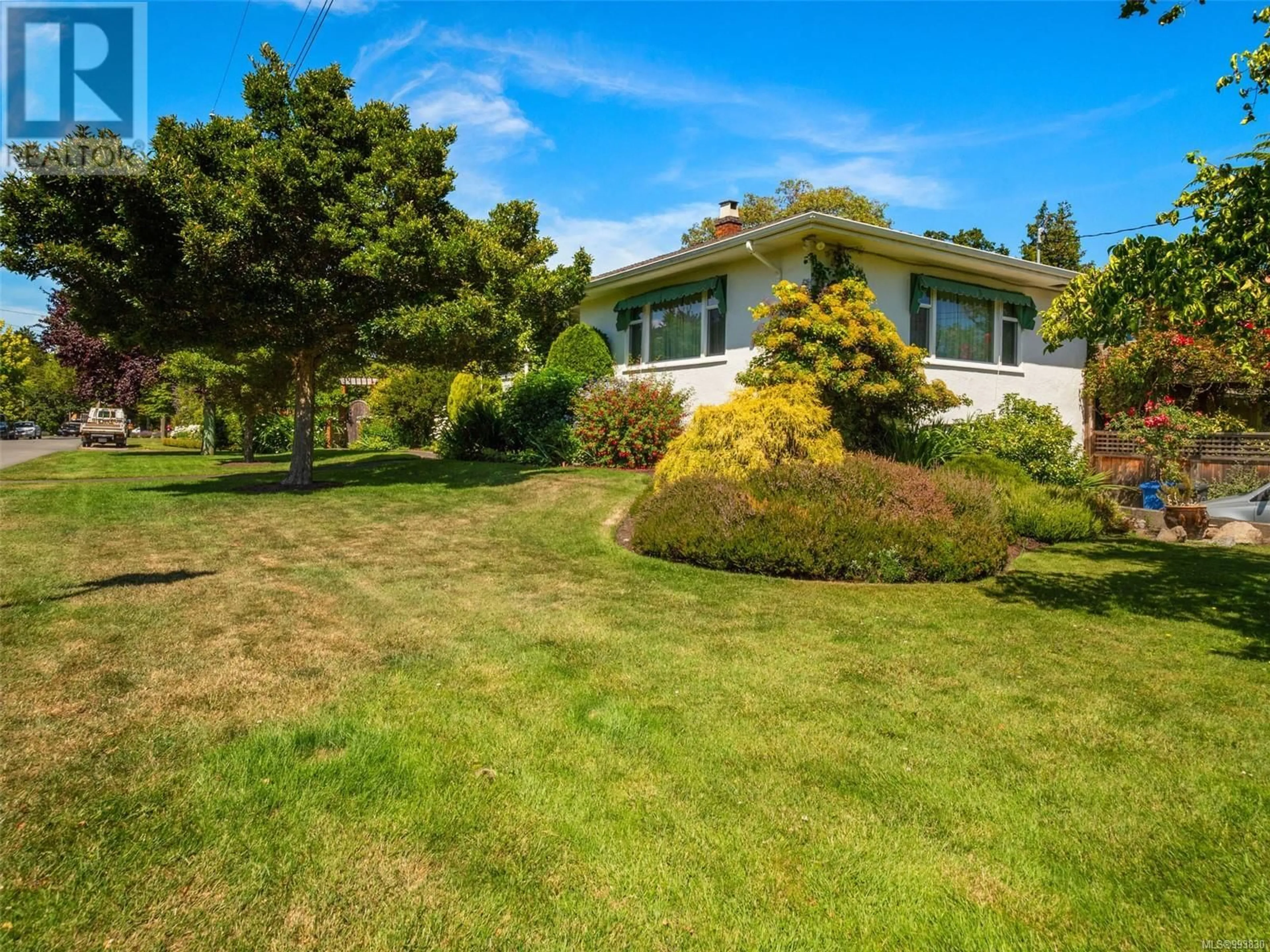 A pic from outside/outdoor area/front of a property/back of a property/a pic from drone, unknown for 877 ISLAND ROAD, Oak Bay British Columbia V8S2V1
