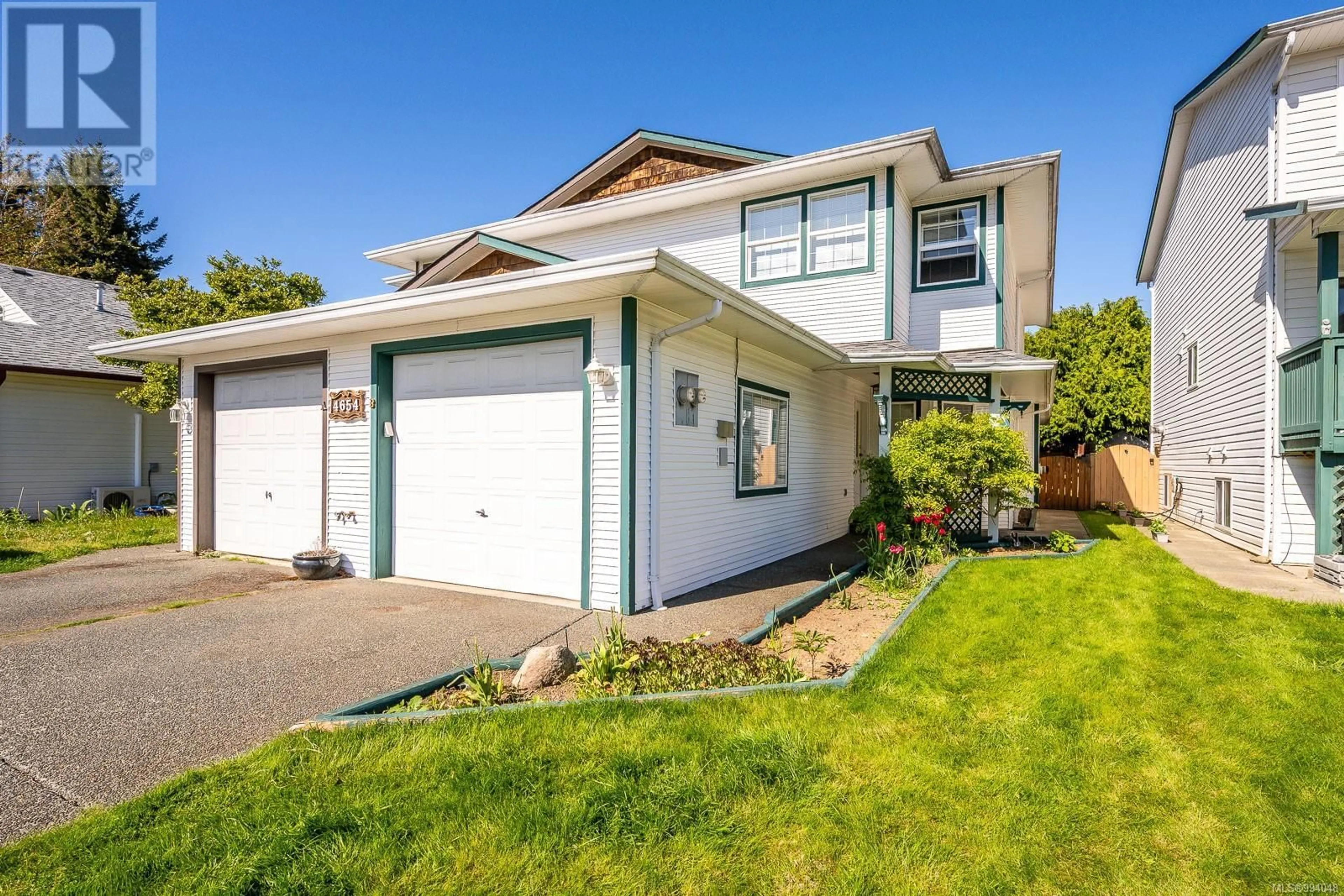 Home with vinyl exterior material, street for B - 4654 MUIR ROAD, Courtenay British Columbia V9N9A9