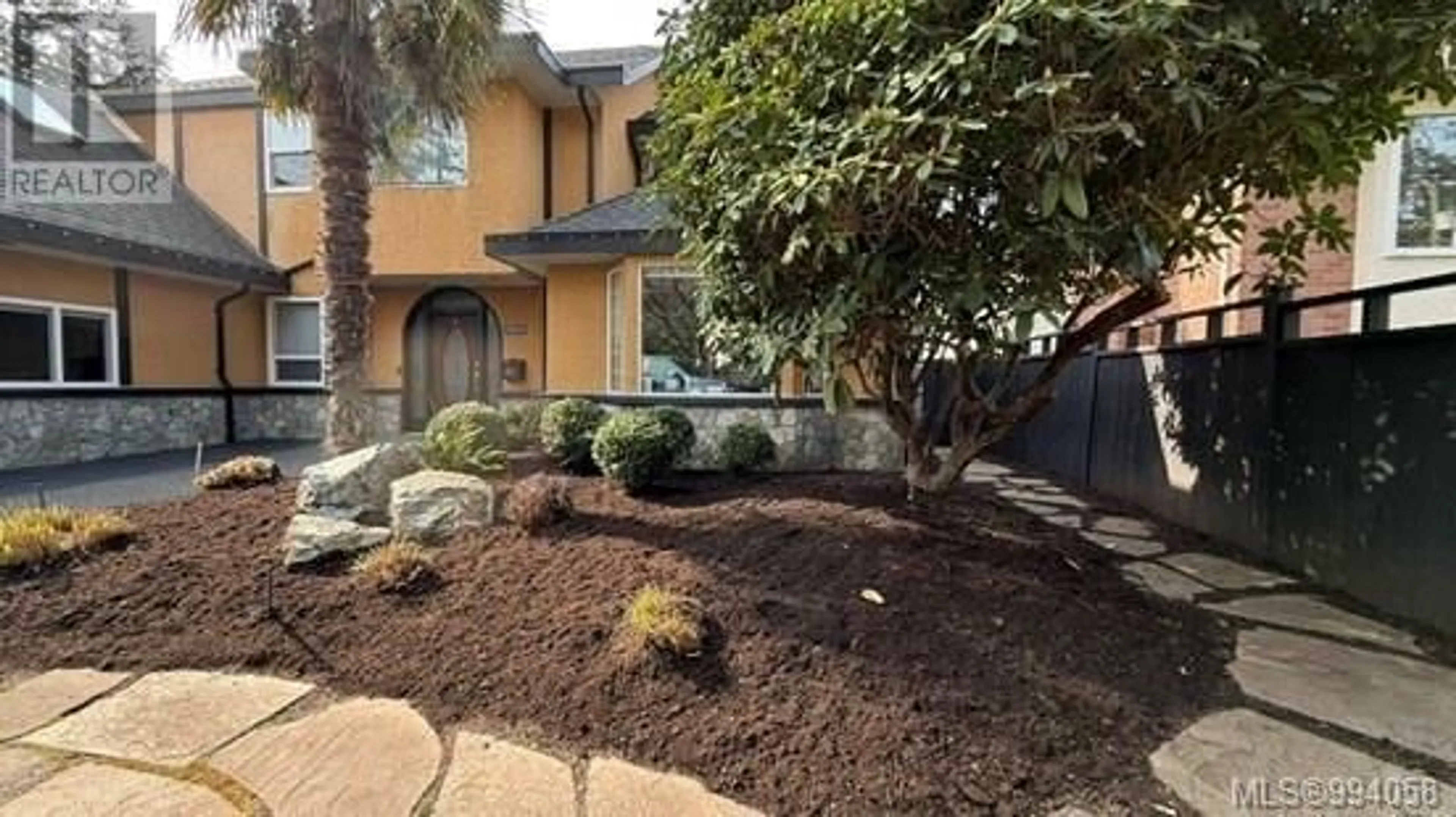 Patio, street for 2013 FERNDALE ROAD, Saanich British Columbia V8N2Y4