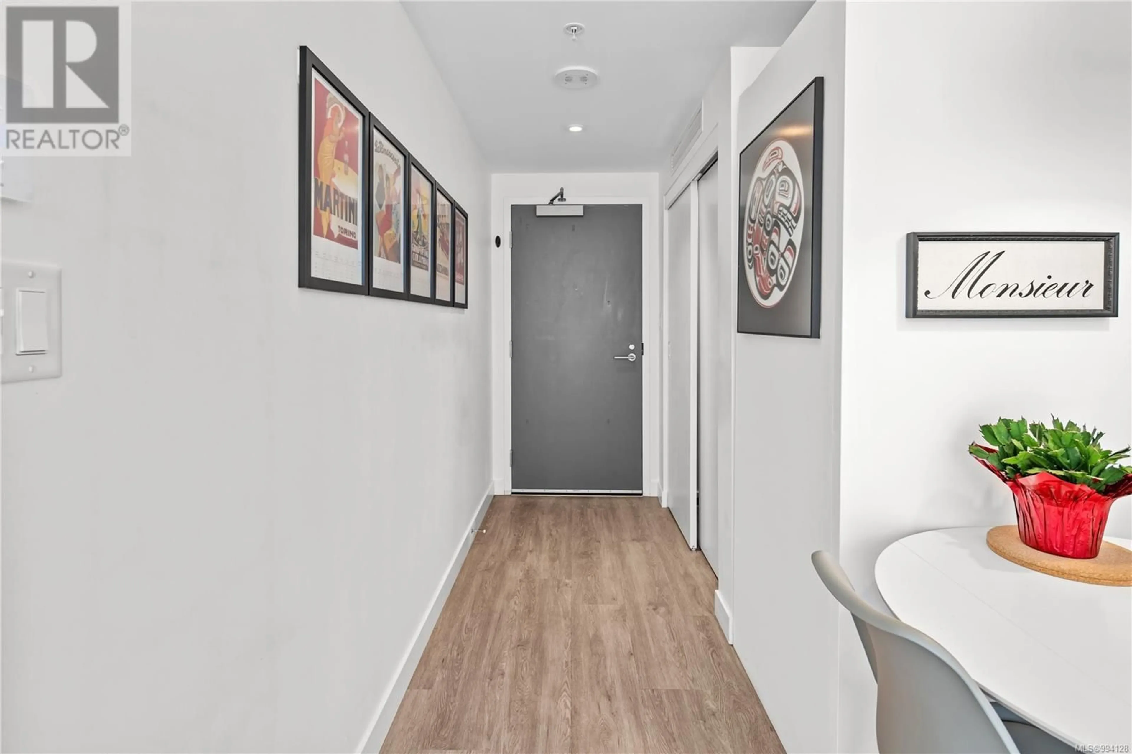 Indoor entryway for 705 - 845 JOHNSON STREET, Victoria British Columbia V8W0G3