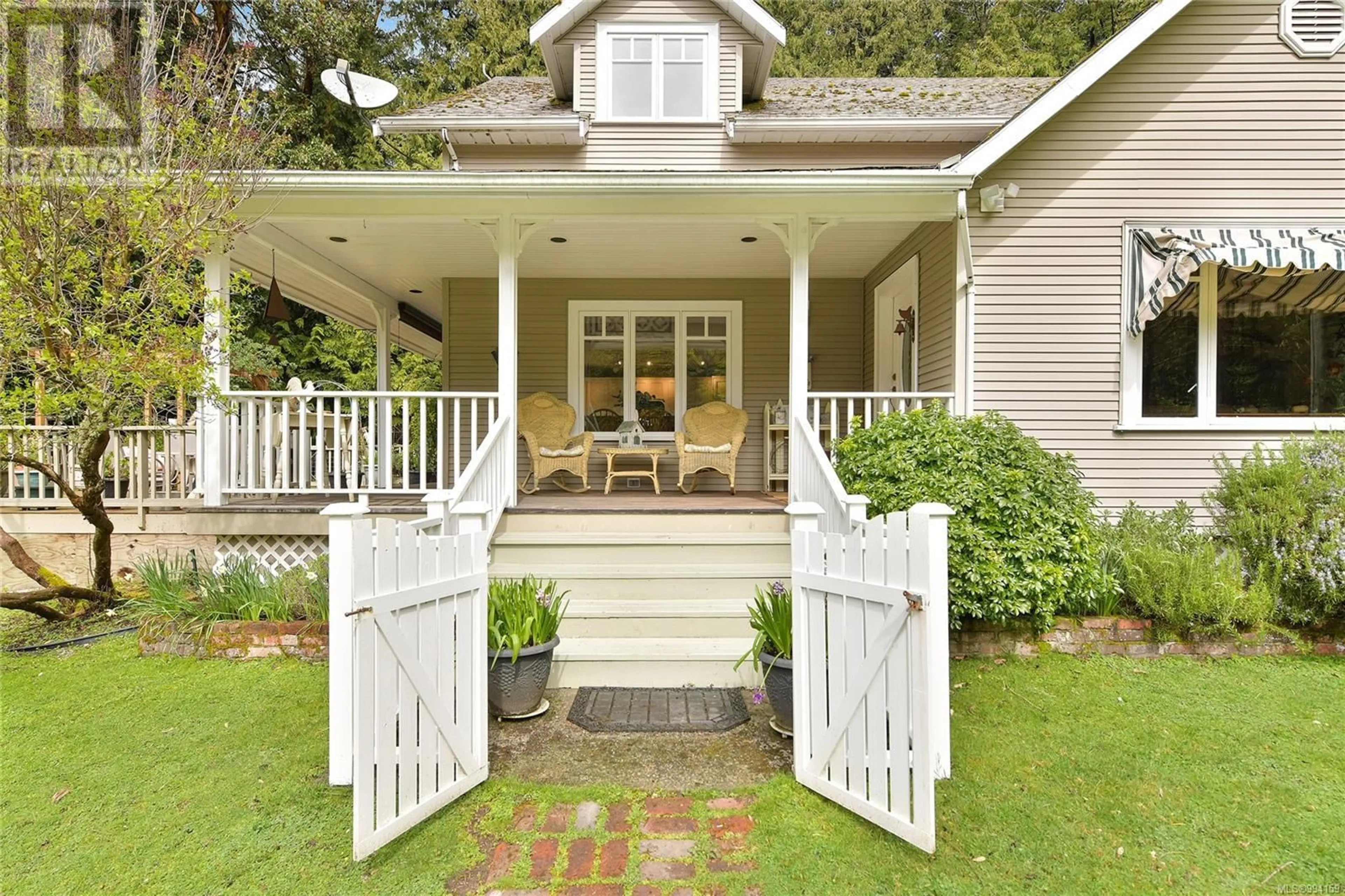 Patio, street for 517 SANDY HOOK ROAD, Mayne Island British Columbia V0N2J1