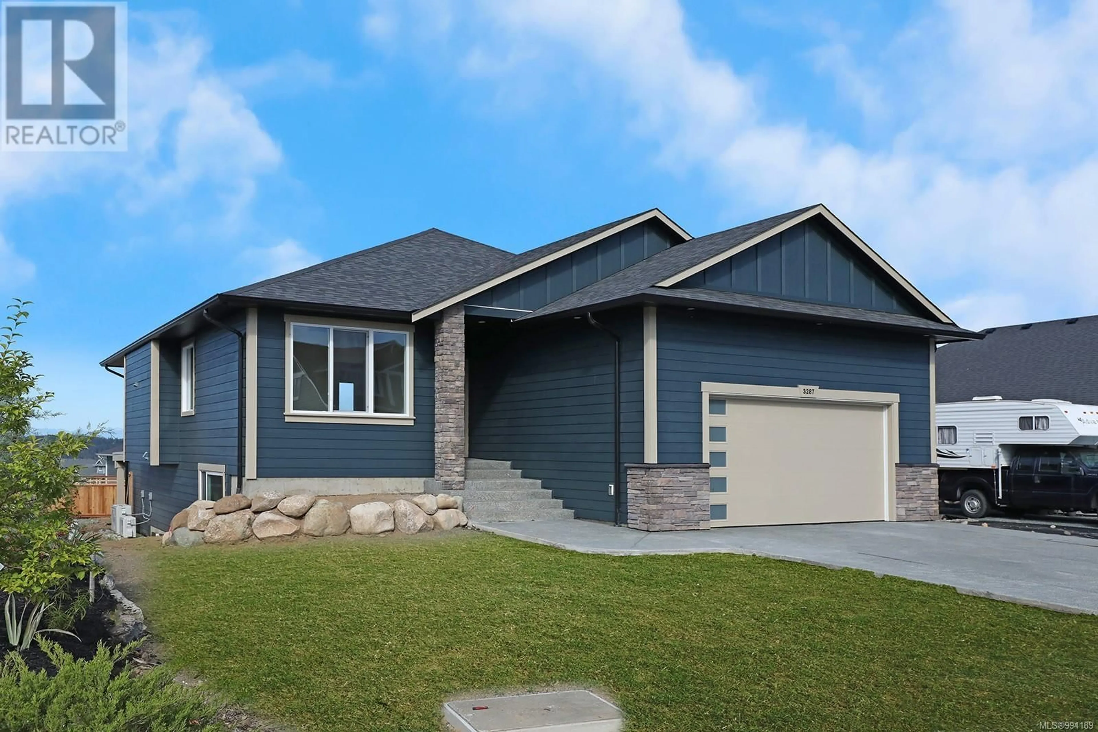 Home with vinyl exterior material, street for 3287 EAGLEVIEW CRESCENT, Courtenay British Columbia V9B0B6
