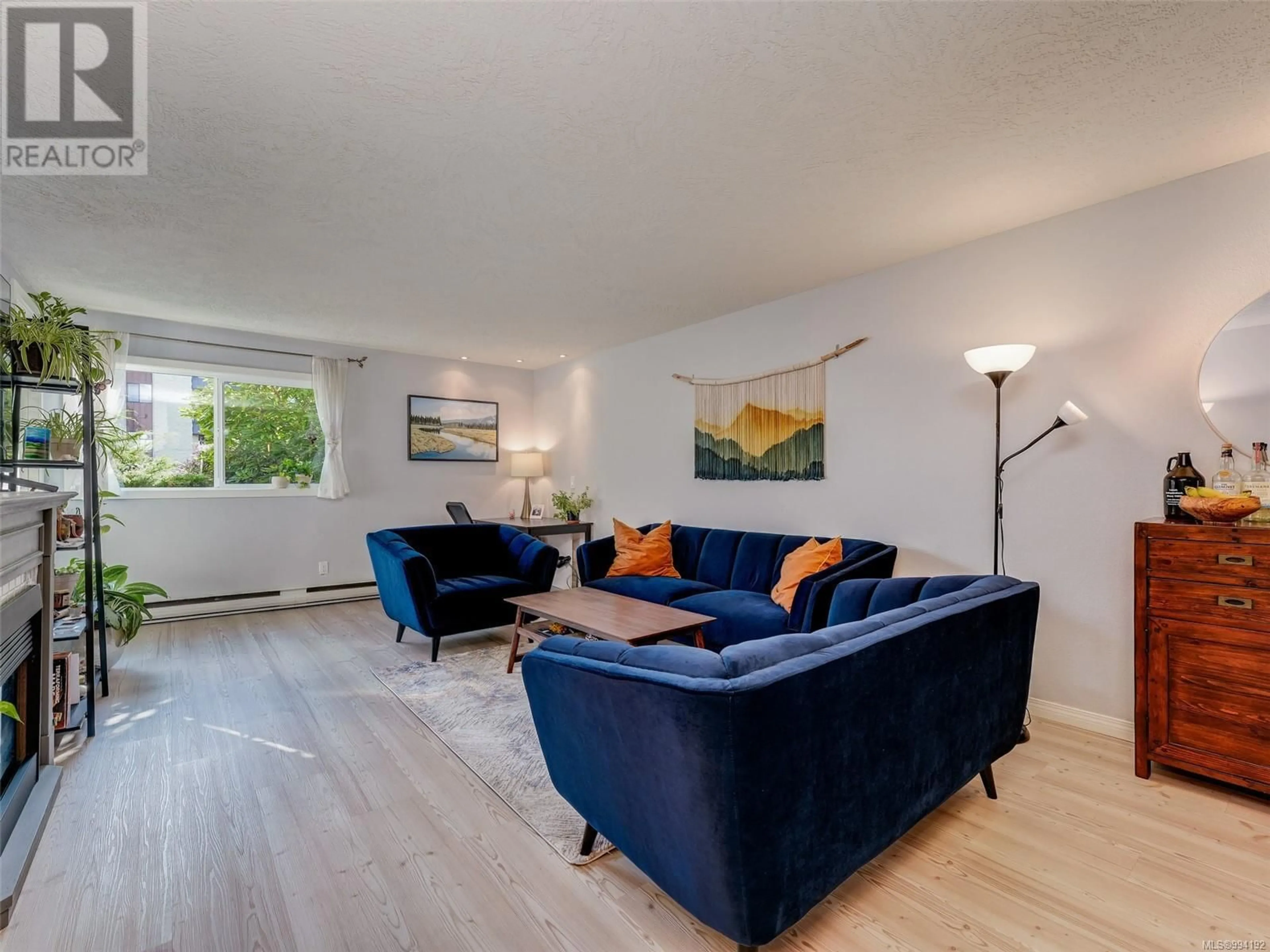 Living room with furniture, wood/laminate floor for 105 - 1610 JUBILEE AVENUE, Victoria British Columbia V8R6P3