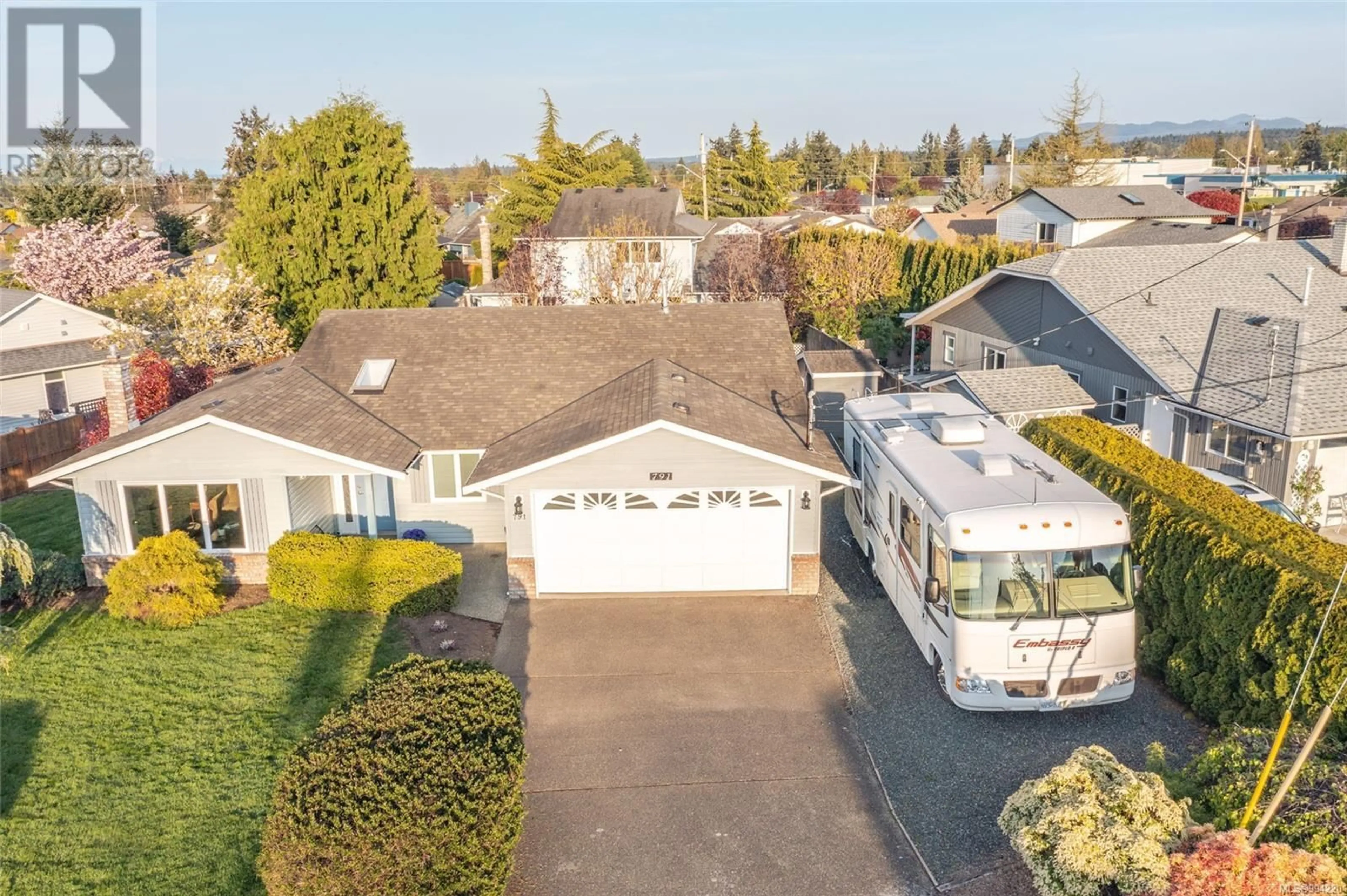 A pic from outside/outdoor area/front of a property/back of a property/a pic from drone, street for 791 LILAC DRIVE, Parksville British Columbia V9P1E5