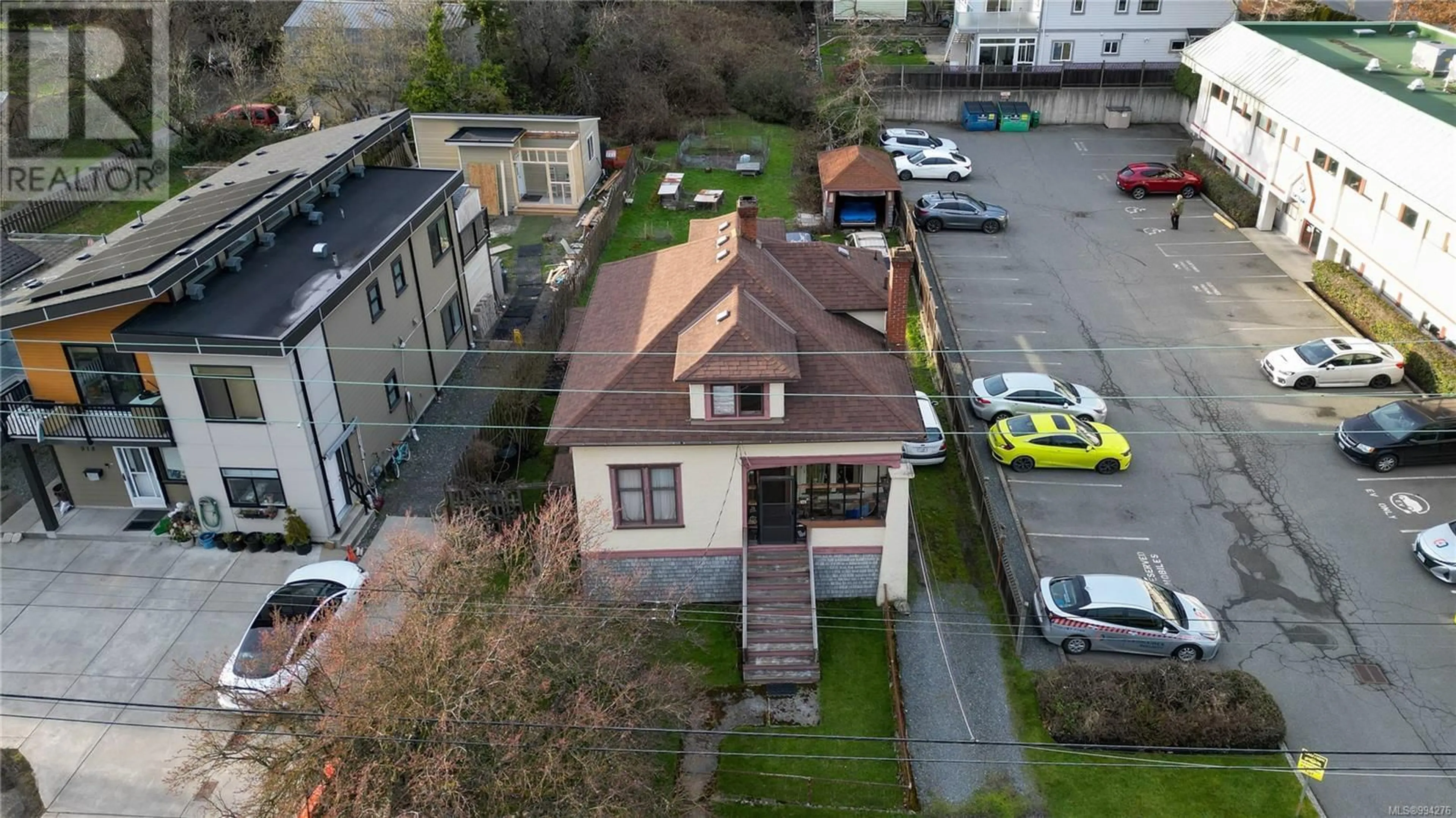 A pic from outside/outdoor area/front of a property/back of a property/a pic from drone, unknown for 920 CLOVERDALE AVENUE, Saanich British Columbia V8X2T3