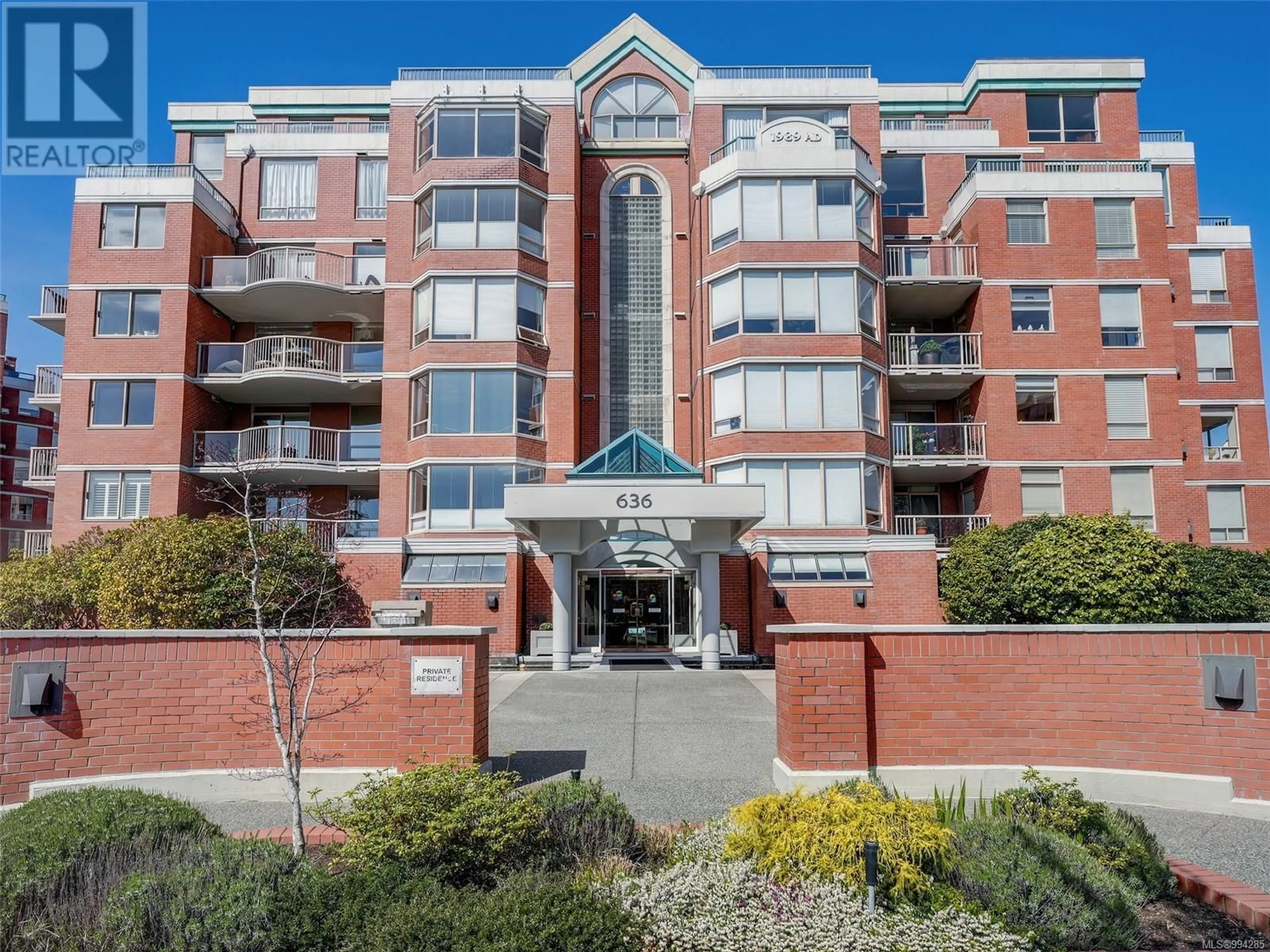 Indoor foyer for 400 - 636 MONTREAL STREET, Victoria British Columbia V8V1Z8