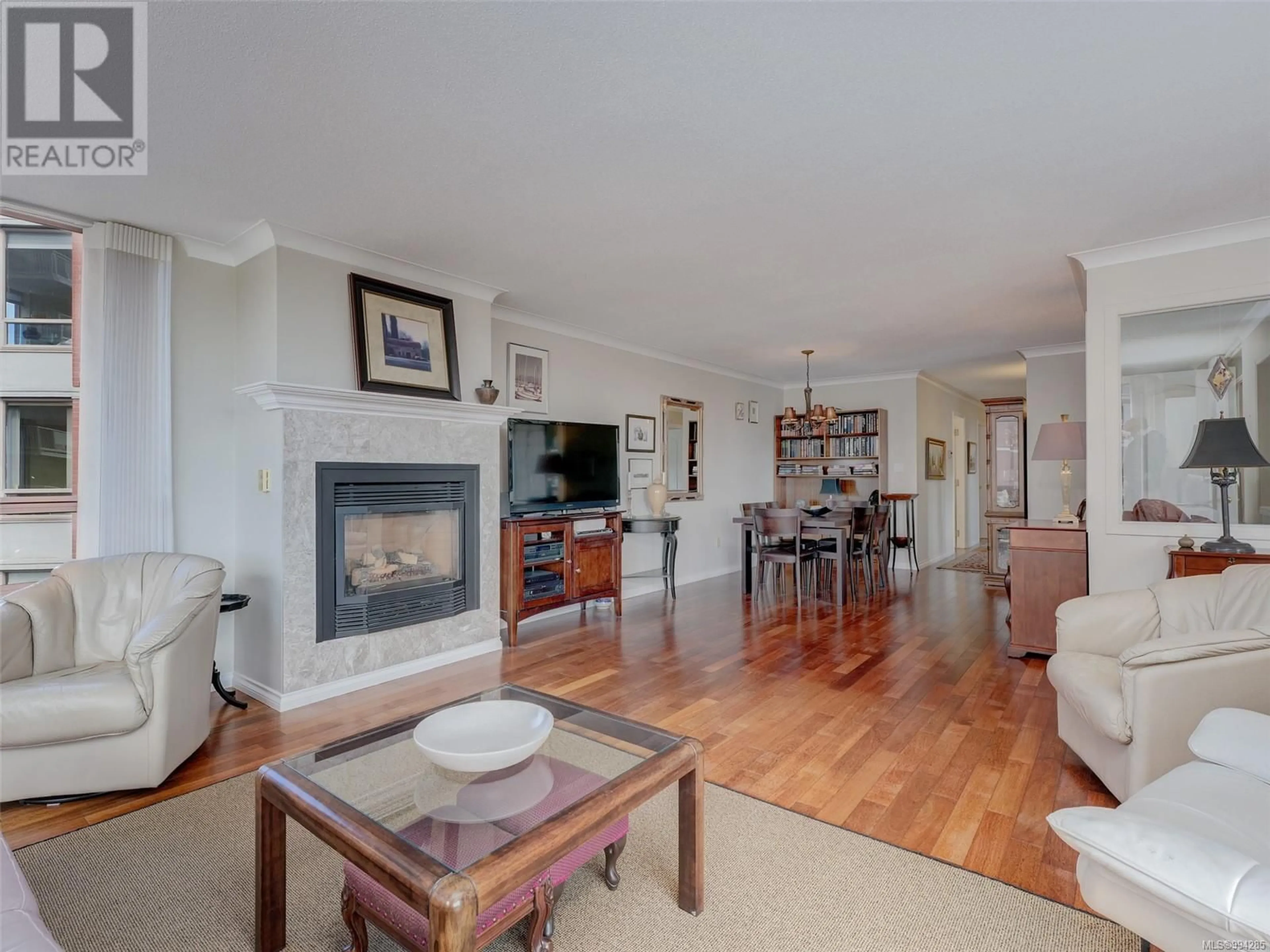 Living room with furniture, wood/laminate floor for 400 - 636 MONTREAL STREET, Victoria British Columbia V8V1Z8