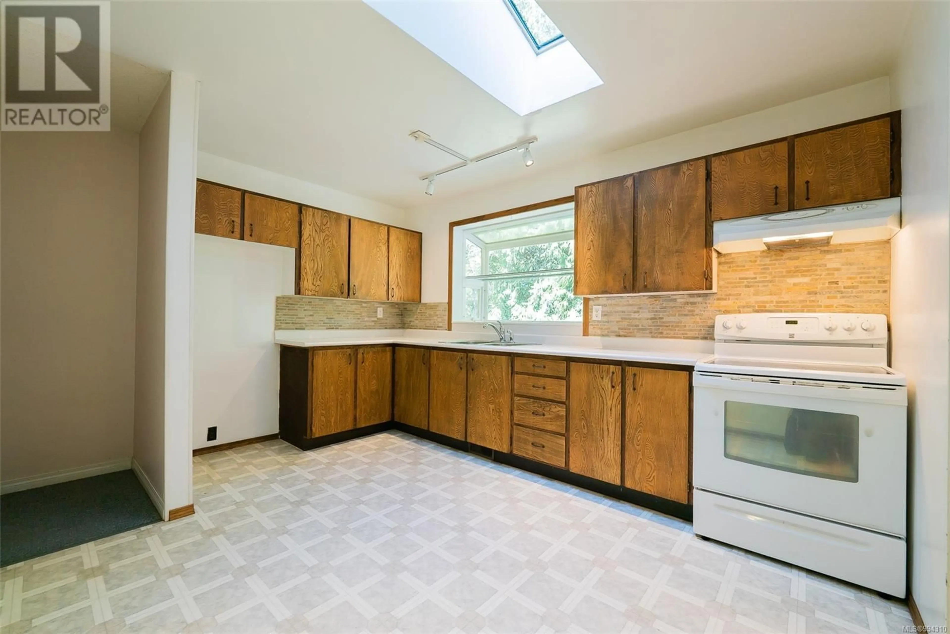 Standard kitchen, ceramic/tile floor for 2702 BEAVER CREEK CRESCENT, Nanaimo British Columbia V9T3K4