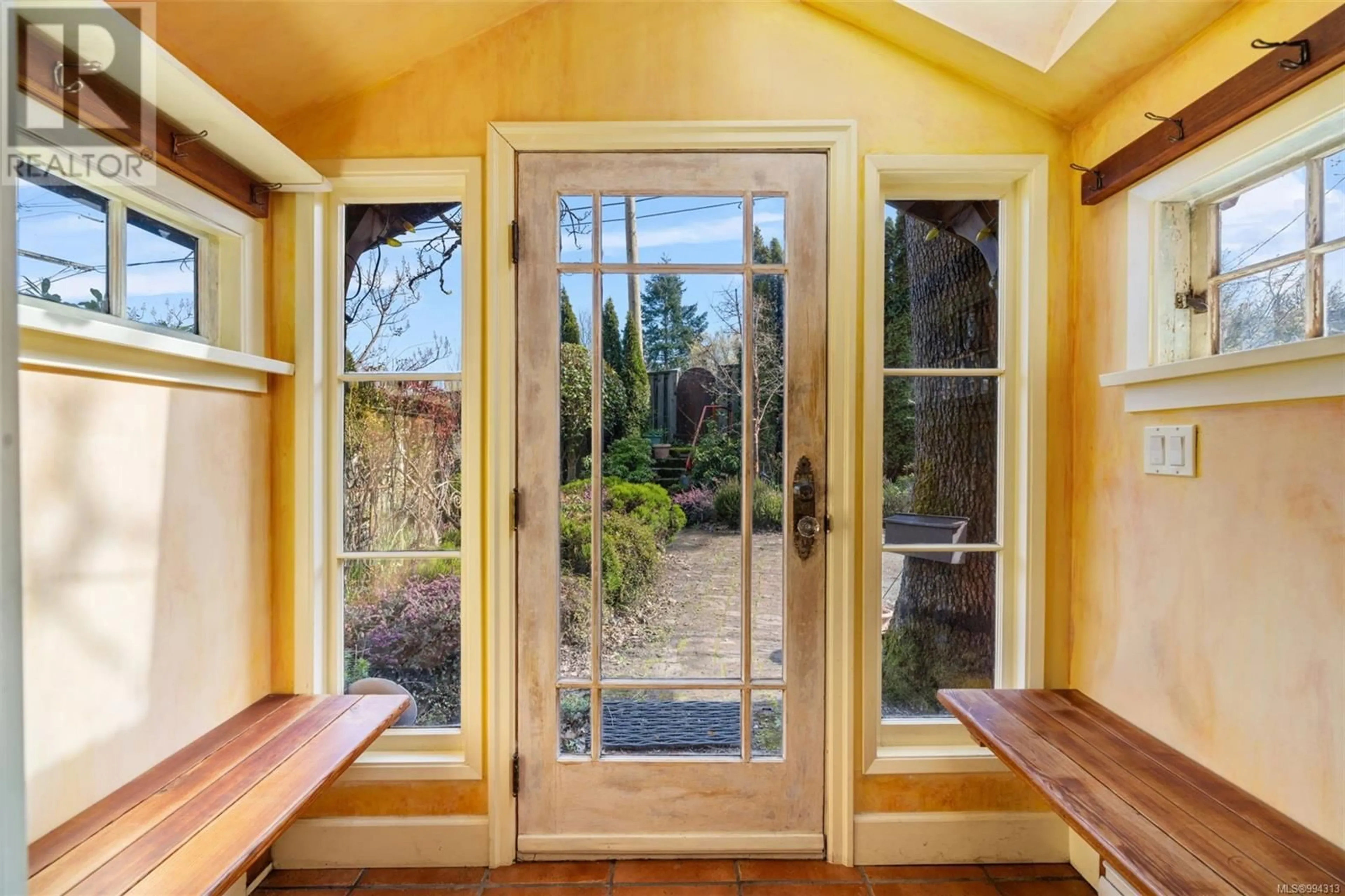 Indoor entryway for 3110 ADMIRALS ROAD, Saanich British Columbia V8Z4M9