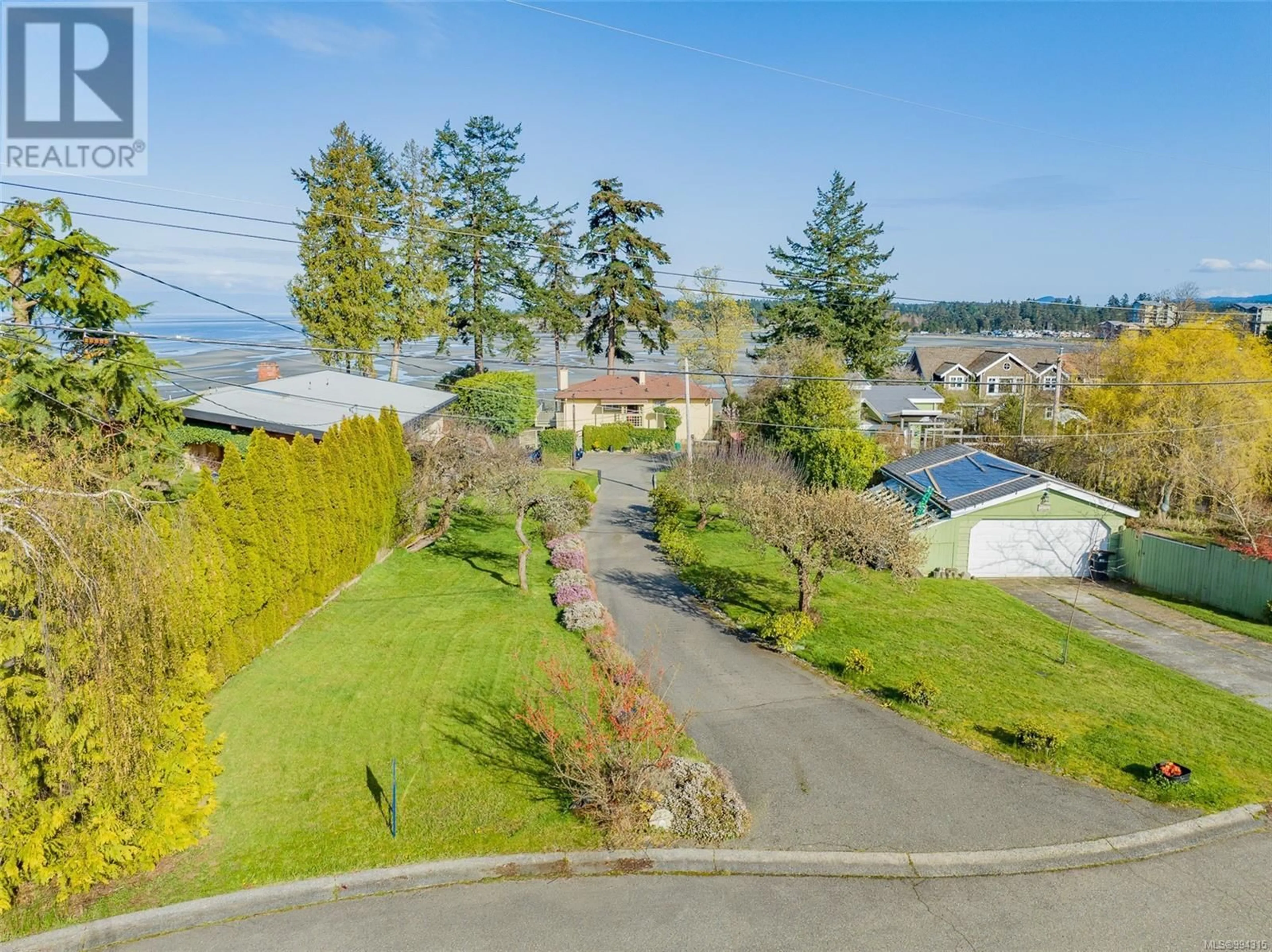 A pic from outside/outdoor area/front of a property/back of a property/a pic from drone, unknown for 322 DOGWOOD STREET, Parksville British Columbia V9P1E1