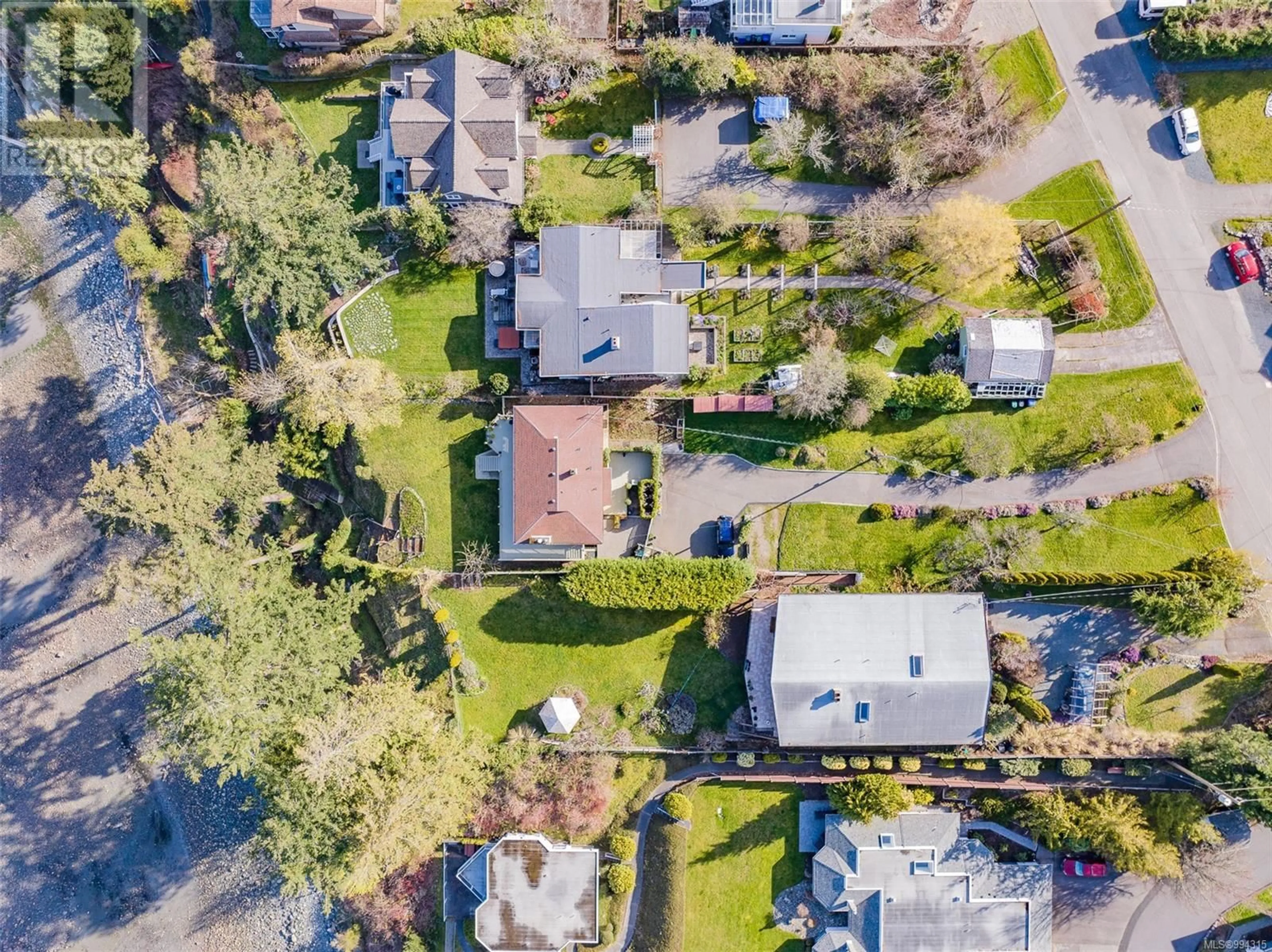 A pic from outside/outdoor area/front of a property/back of a property/a pic from drone, street for 322 DOGWOOD STREET, Parksville British Columbia V9P1E1