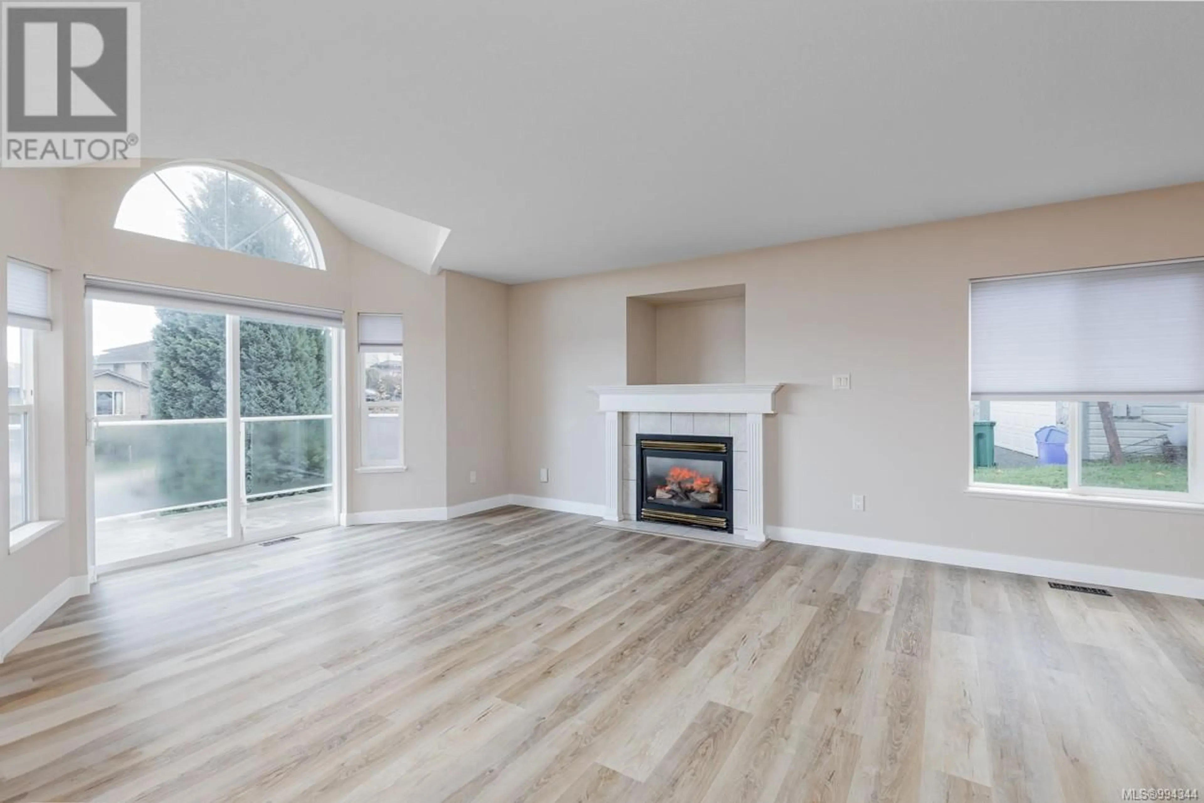 Living room with furniture, wood/laminate floor for 371 HARWELL ROAD, Nanaimo British Columbia V9R6Y8
