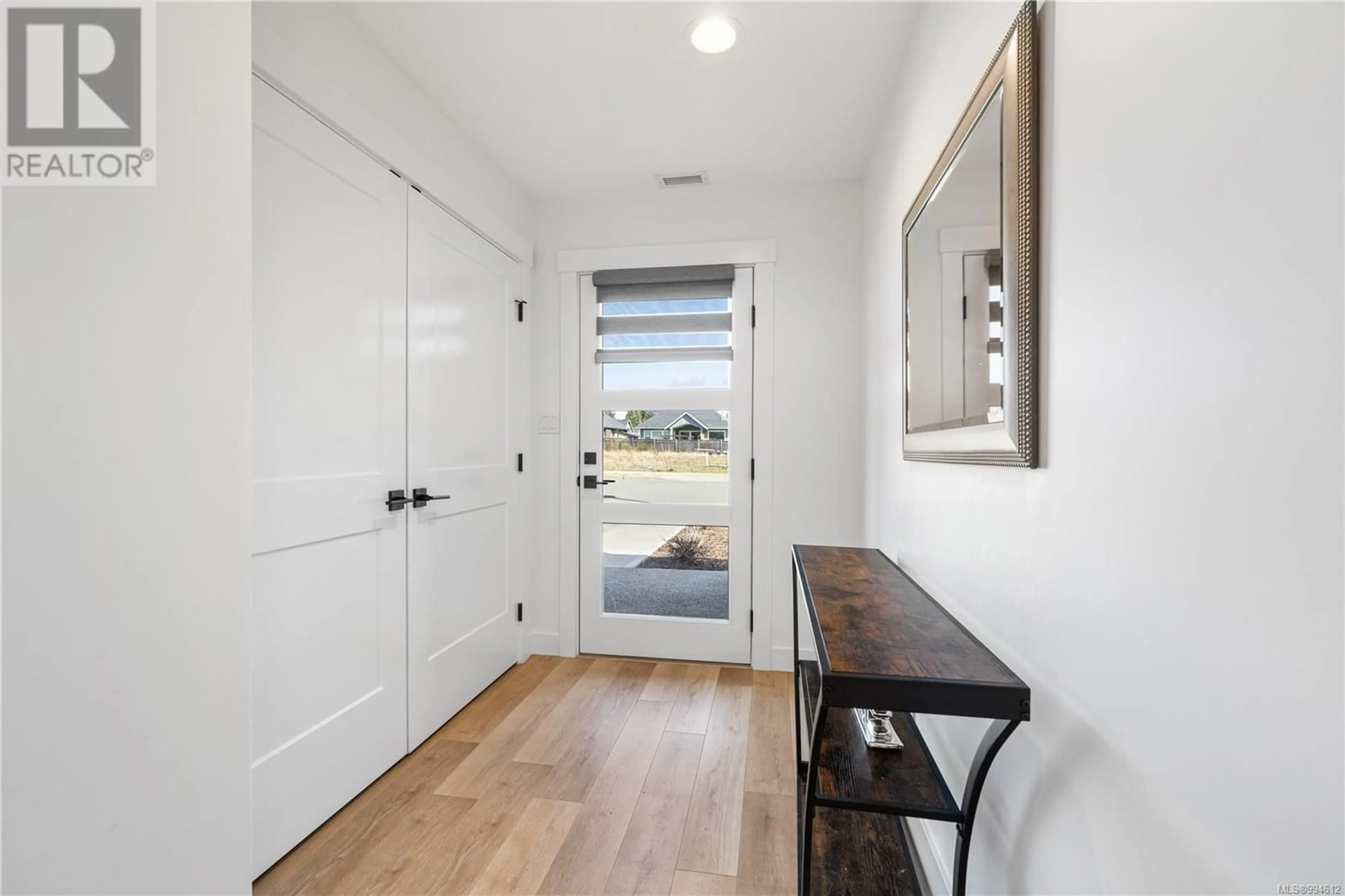 Indoor entryway for 2 - 703 BEAVER CREEK BOULEVARD, Campbell River British Columbia V9H0E9