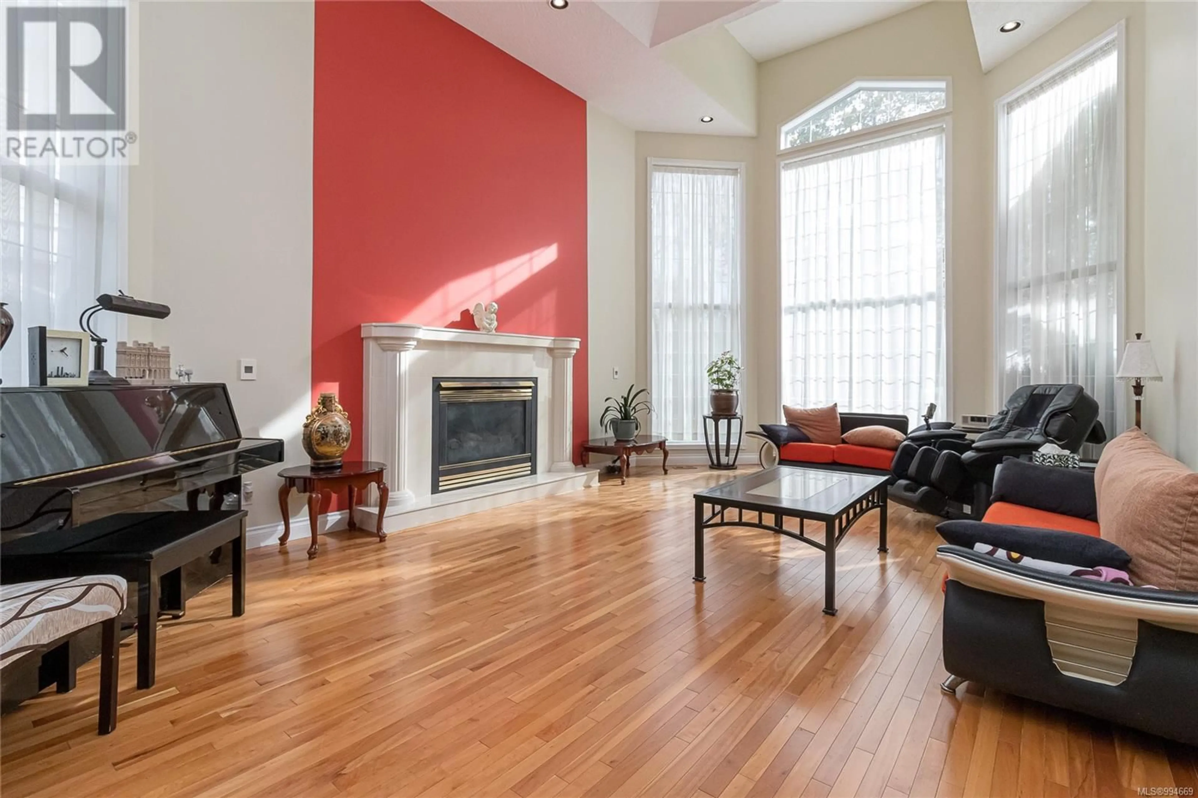 Living room with furniture, wood/laminate floor for 812 DALEWOOD LANE, Saanich British Columbia V8X5G6
