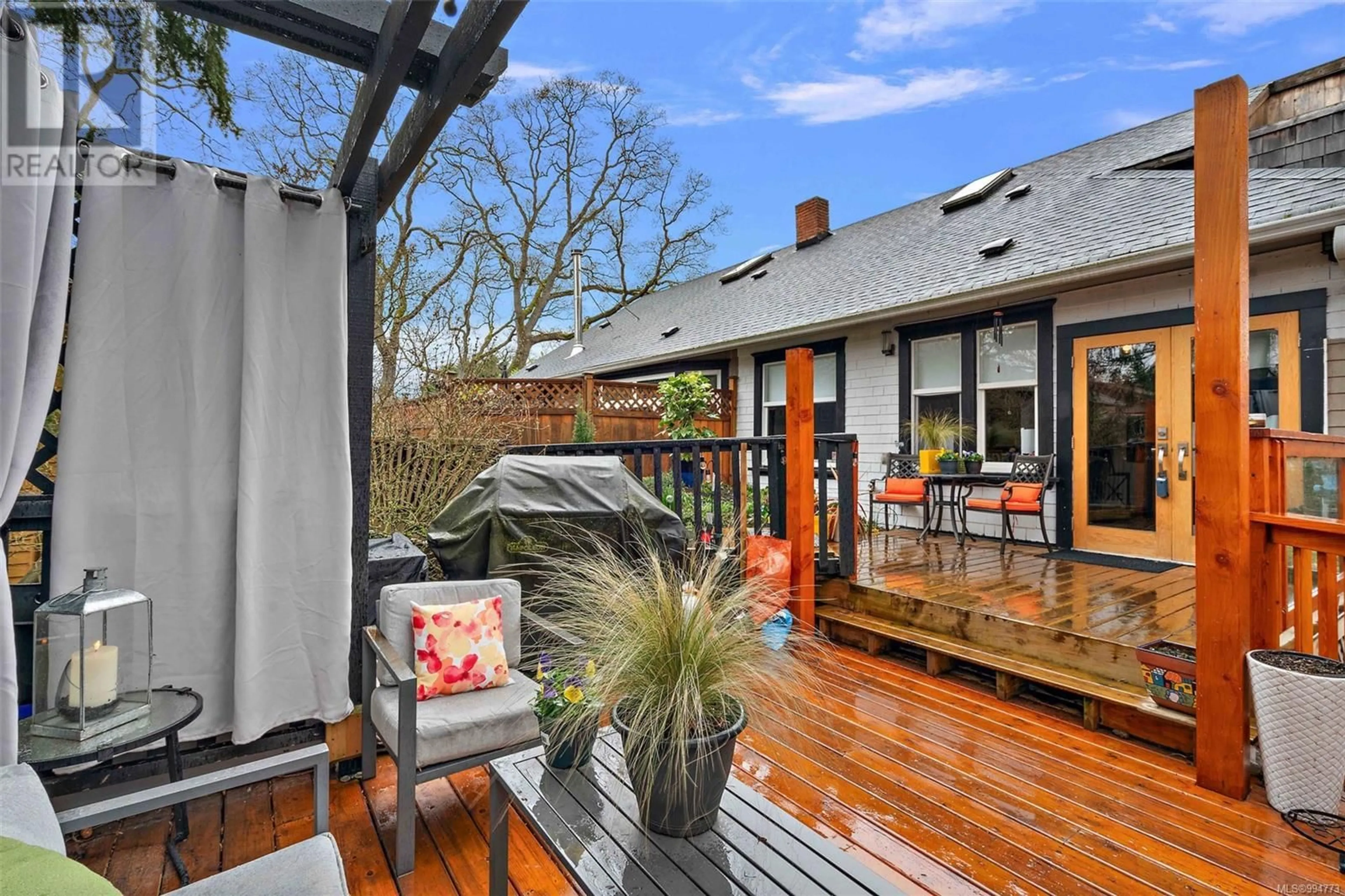 Patio, street for 2527 SCOTT STREET, Victoria British Columbia V8R4H8