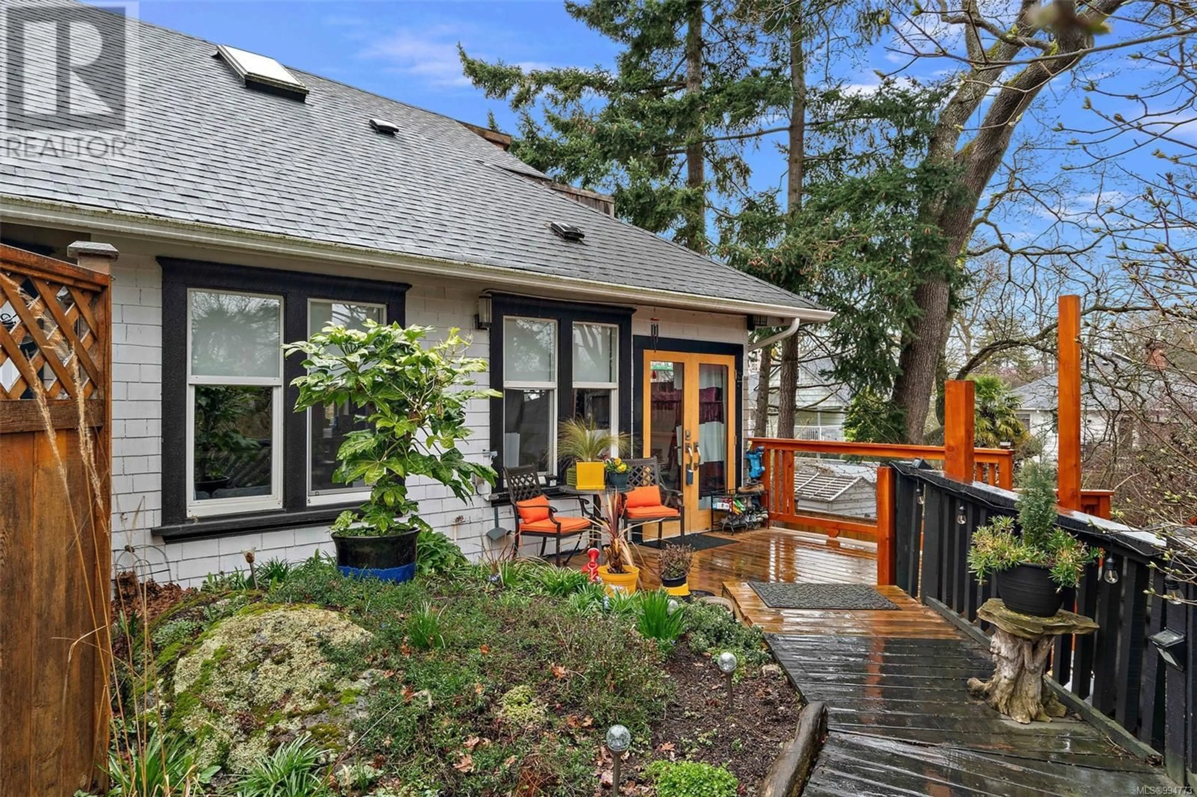 Patio, street for 2527 SCOTT STREET, Victoria British Columbia V8R4H8