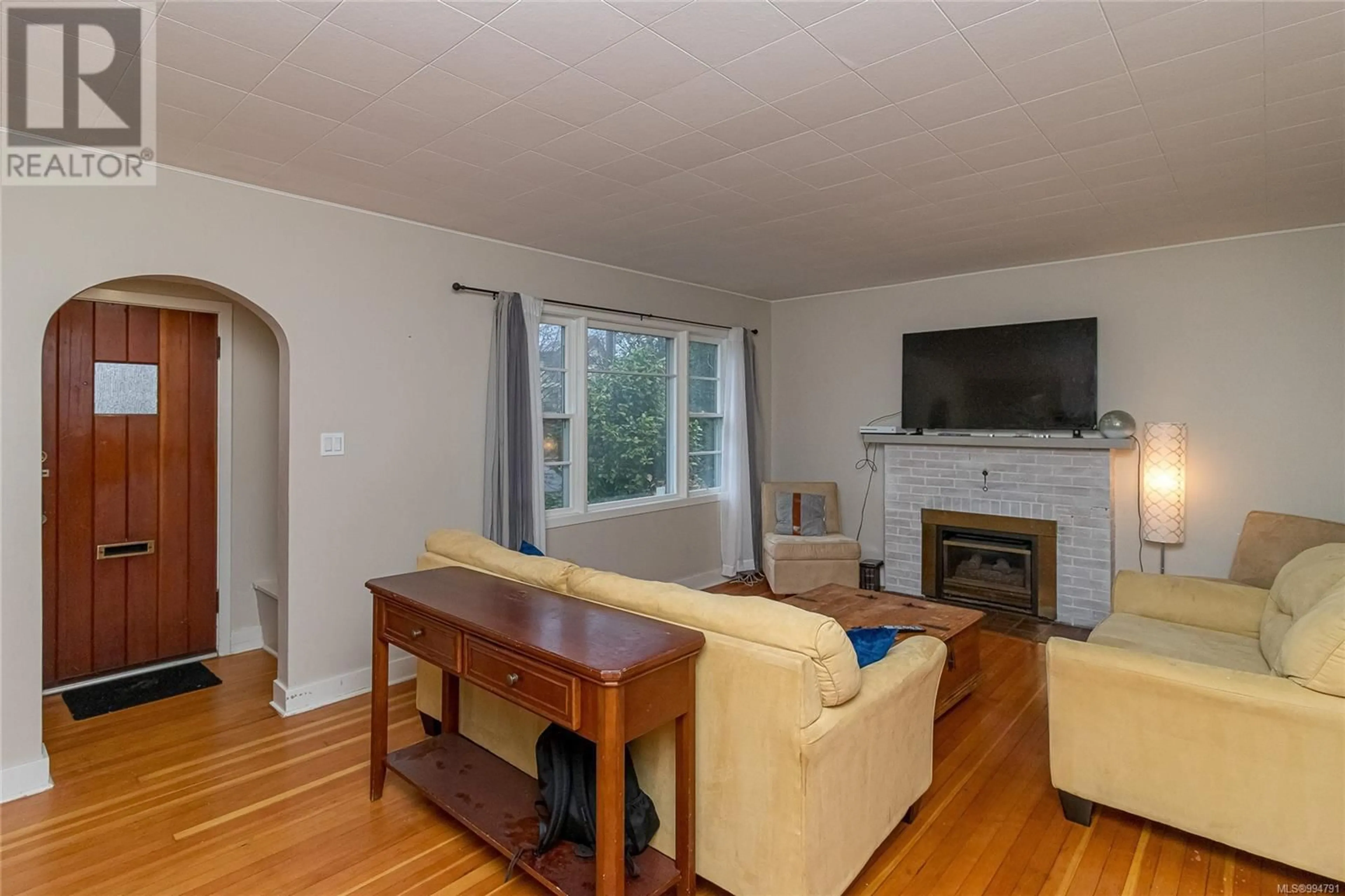 Living room with furniture, wood/laminate floor for 620 TRUNK ROAD, Duncan British Columbia V9L2R4