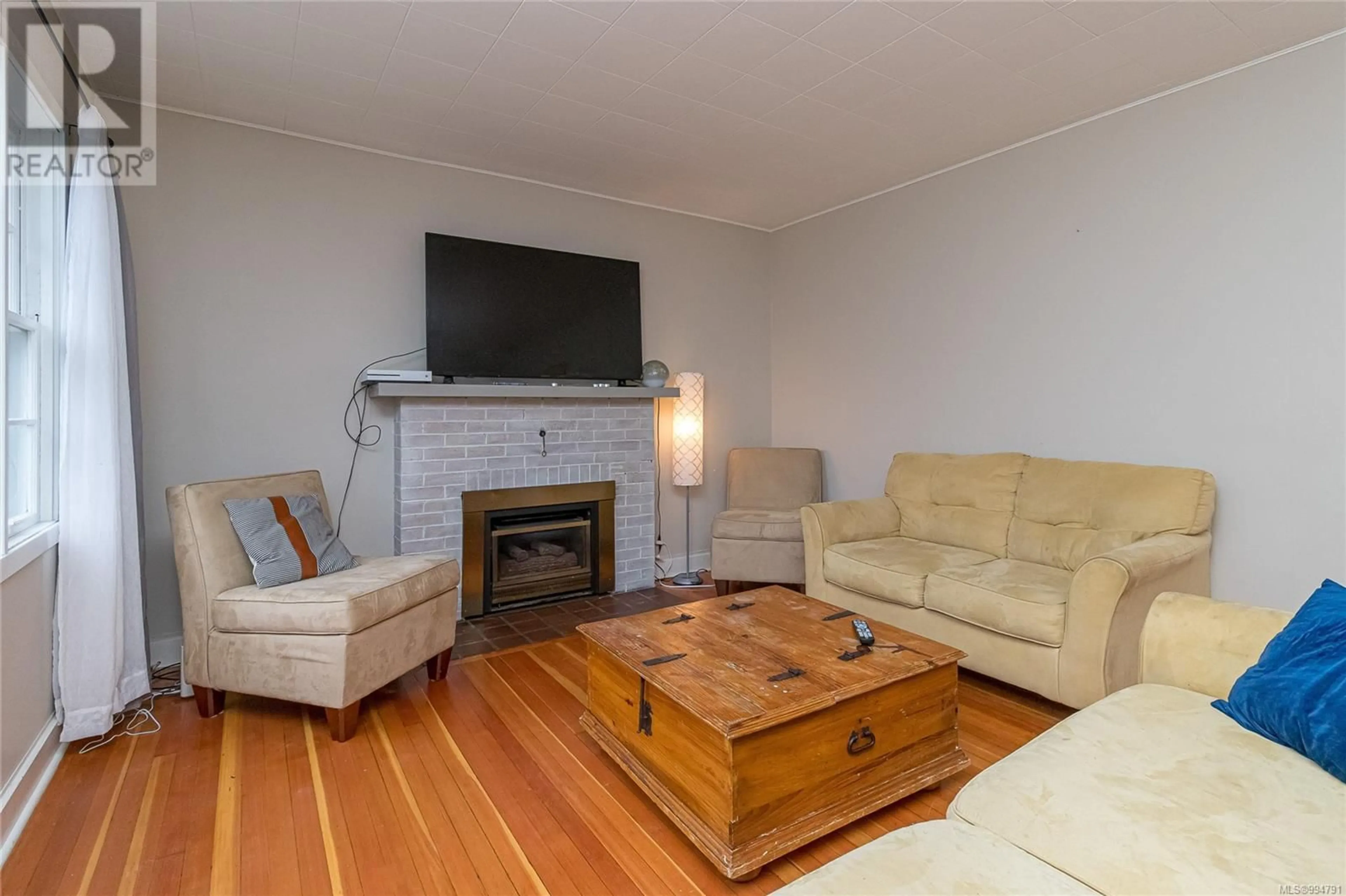 Living room with furniture, wood/laminate floor for 620 TRUNK ROAD, Duncan British Columbia V9L2R4