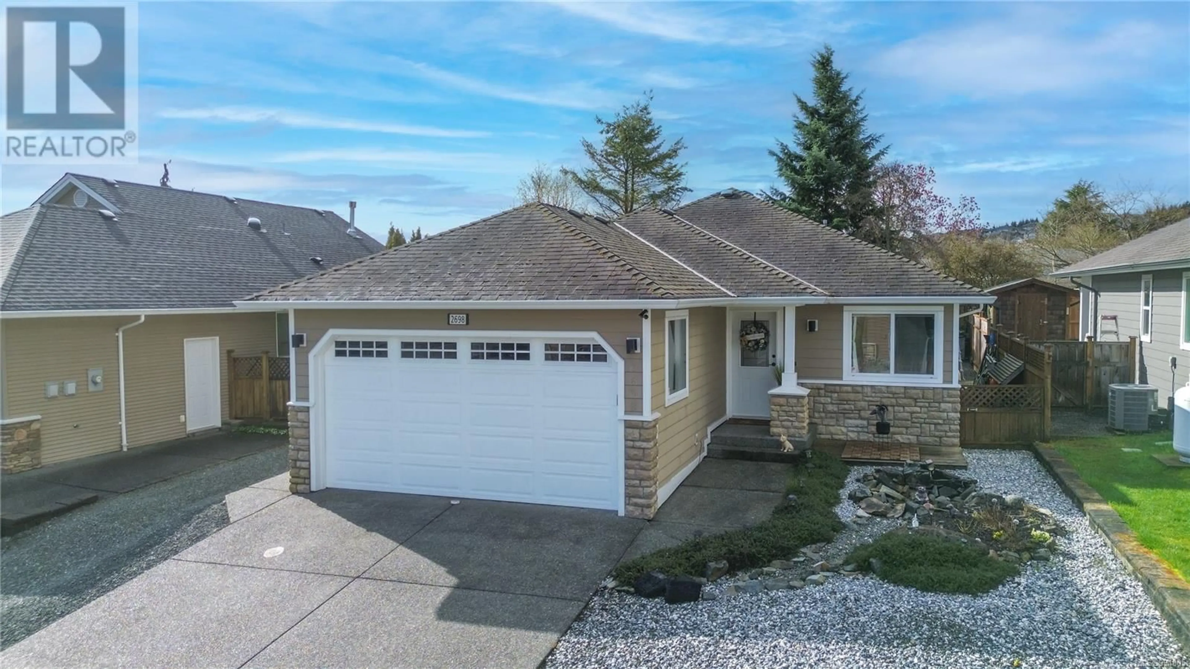 Home with vinyl exterior material, street for 2698 VANCOUVER PLACE, Campbell River British Columbia V9W4Z9