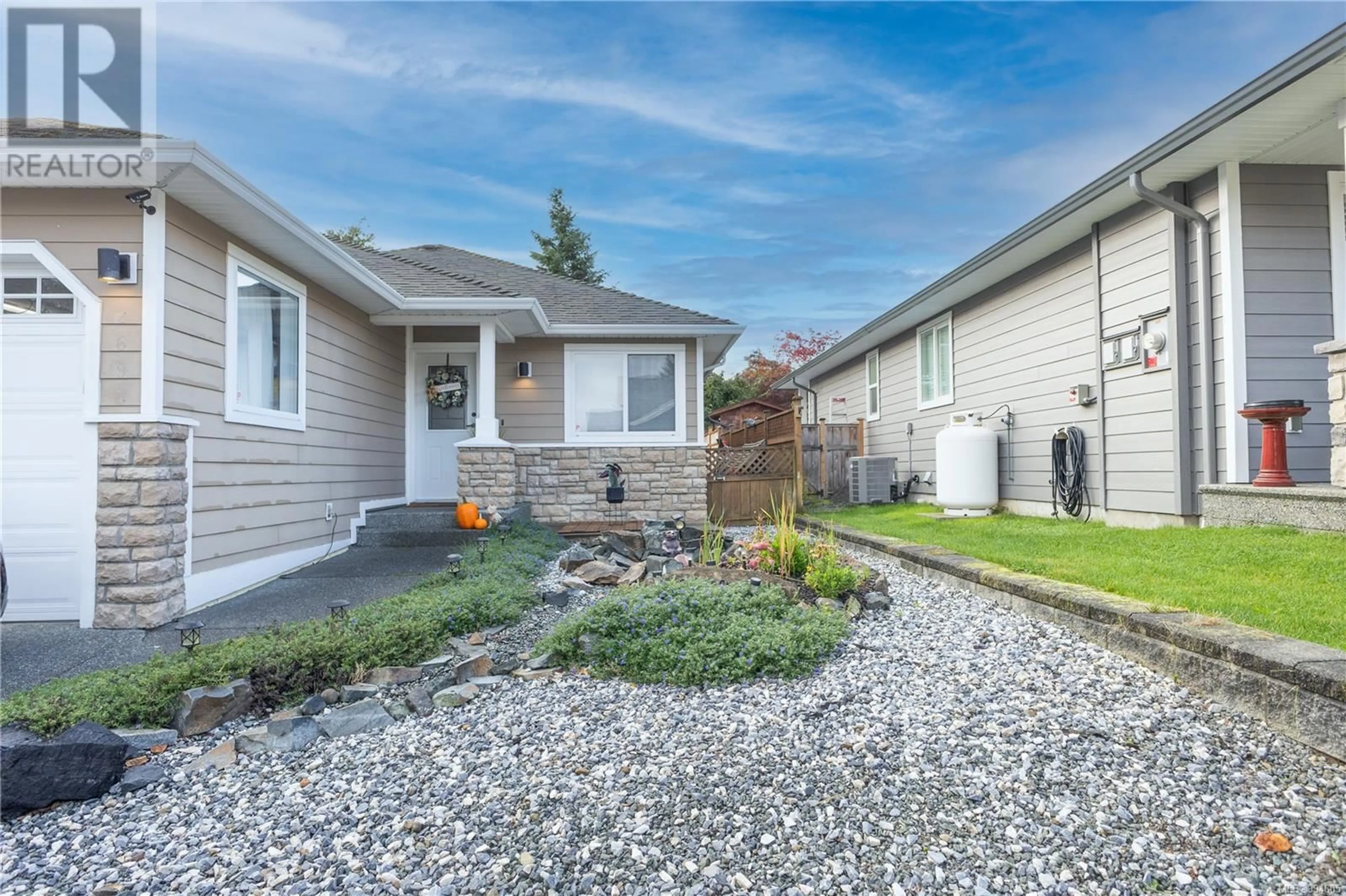 Home with vinyl exterior material, street for 2698 VANCOUVER PLACE, Campbell River British Columbia V9W4Z9