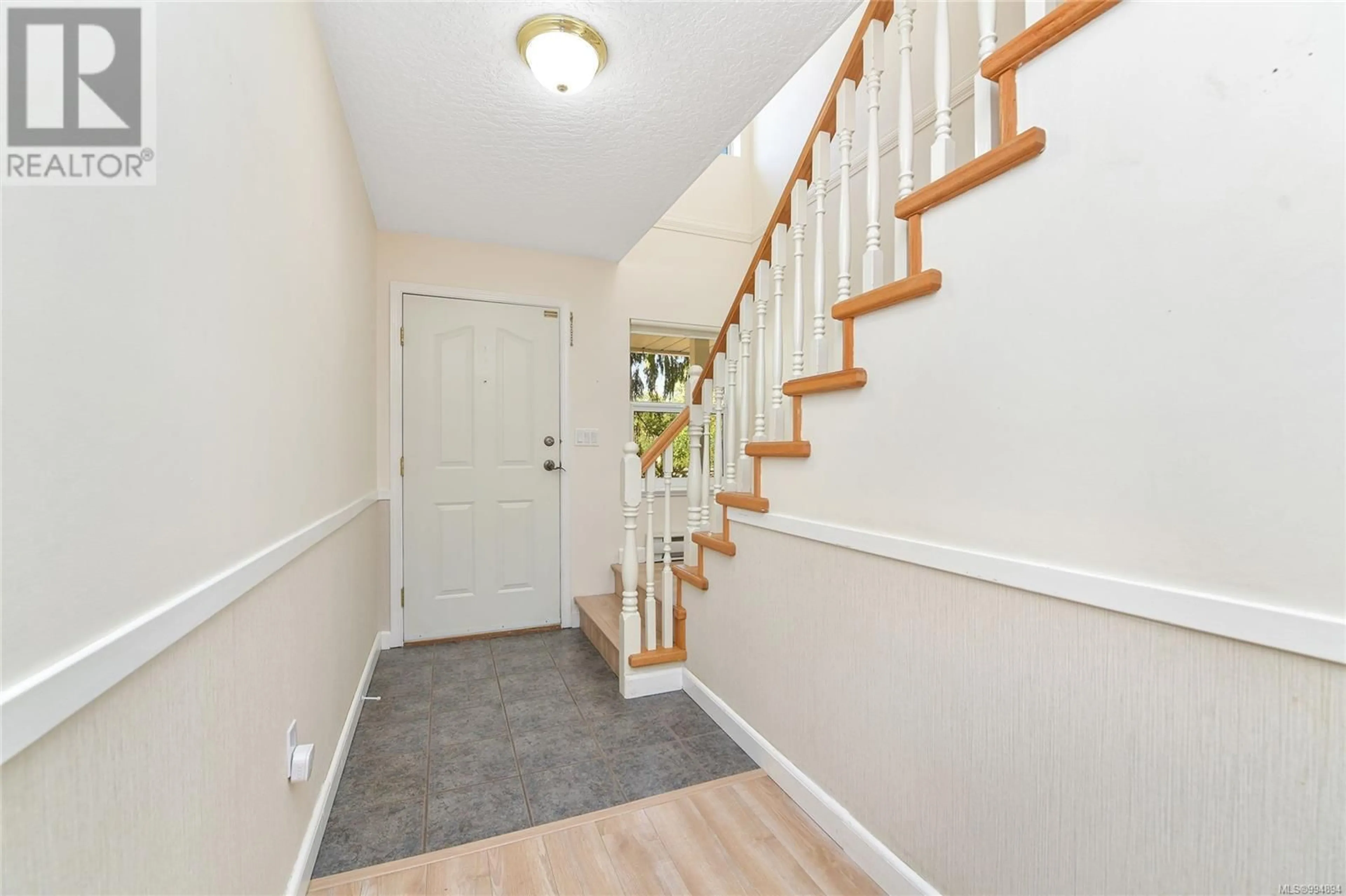 Indoor entryway for 2 - 10549 MCDONALD PARK ROAD, Sidney British Columbia V8L3J2