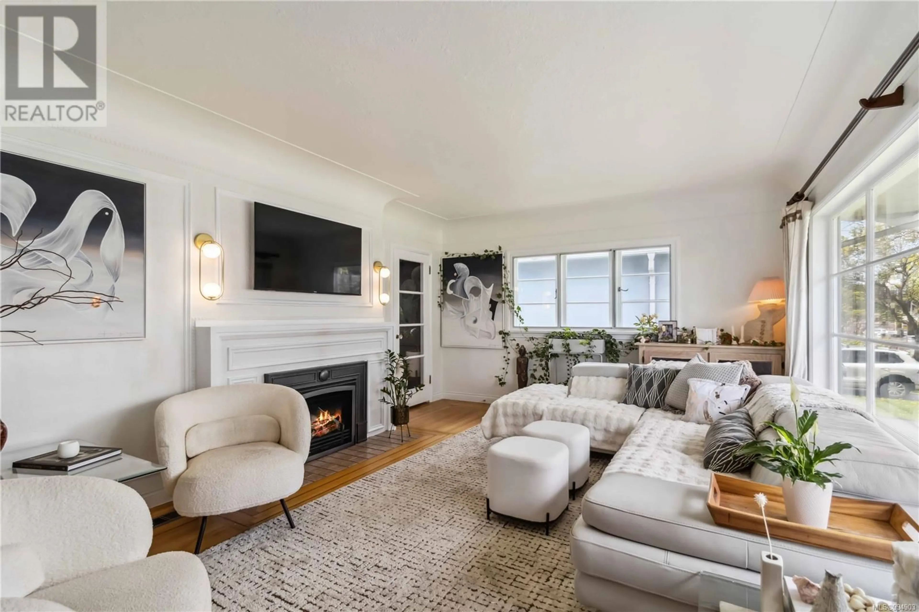 Living room with furniture, unknown for 1651 FAIRFIELD ROAD, Victoria British Columbia V8S1G4