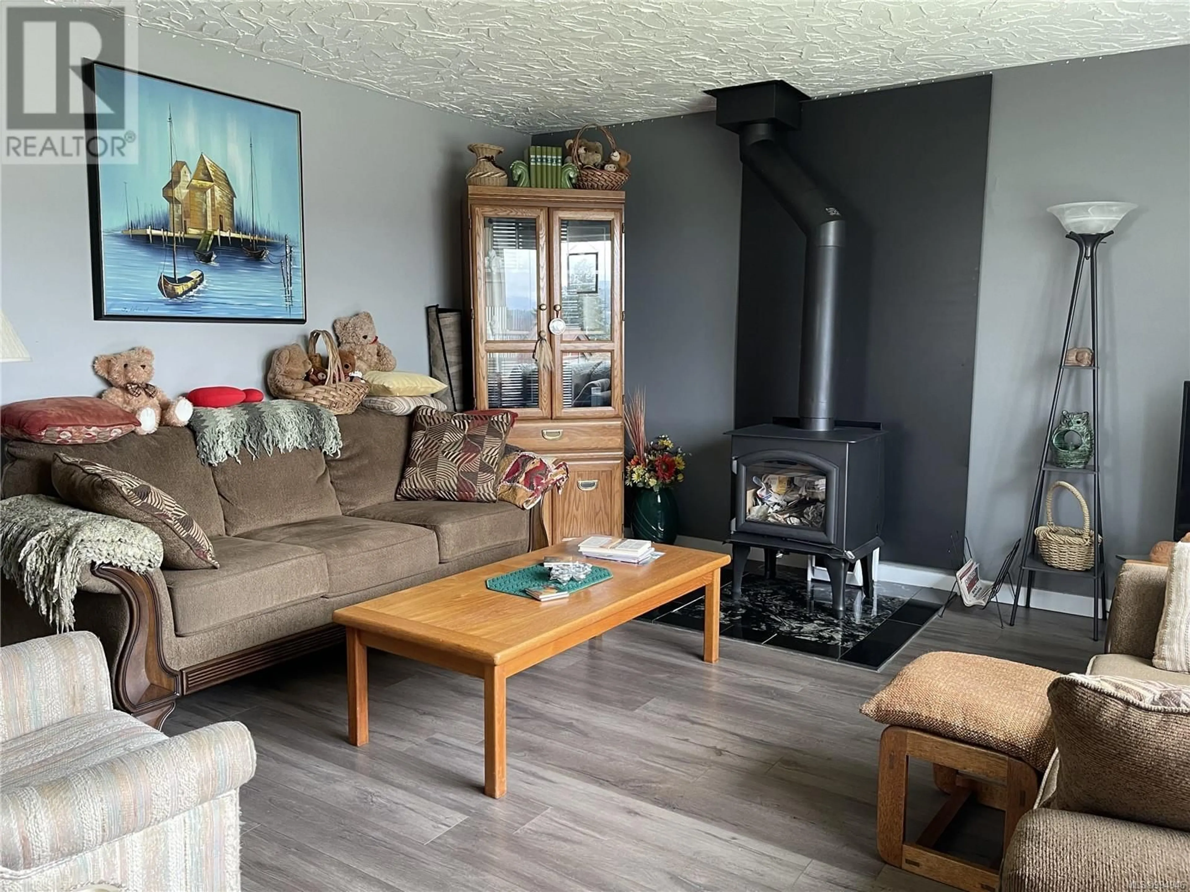Living room with furniture, wood/laminate floor for 2425 9TH AVENUE, Port Alberni British Columbia V9Y2N2