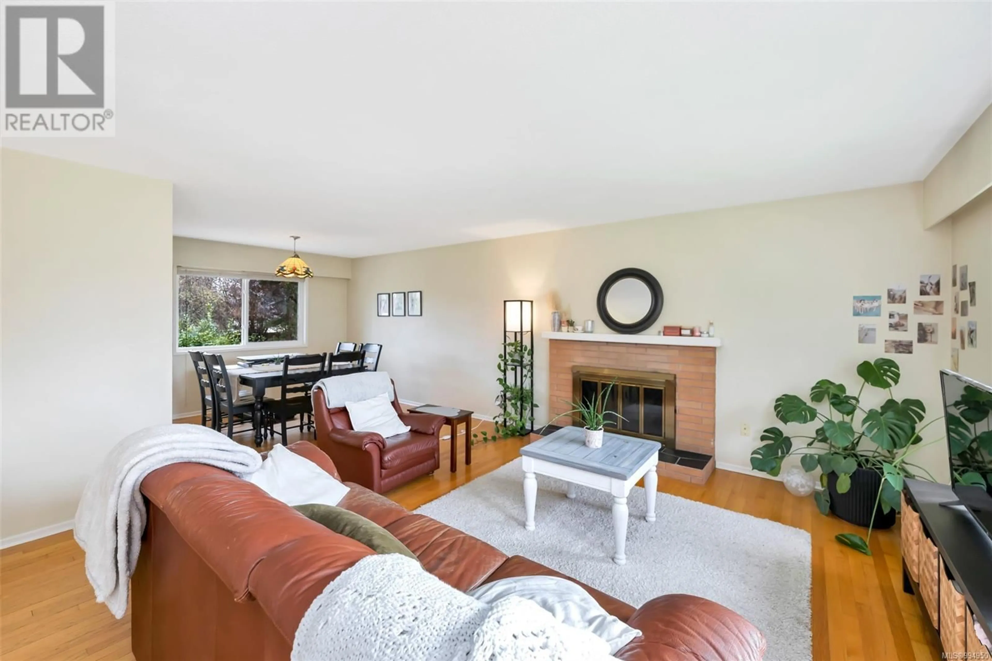 Living room with furniture, unknown for 1870 VENTURA WAY, Saanich British Columbia V8N1R3
