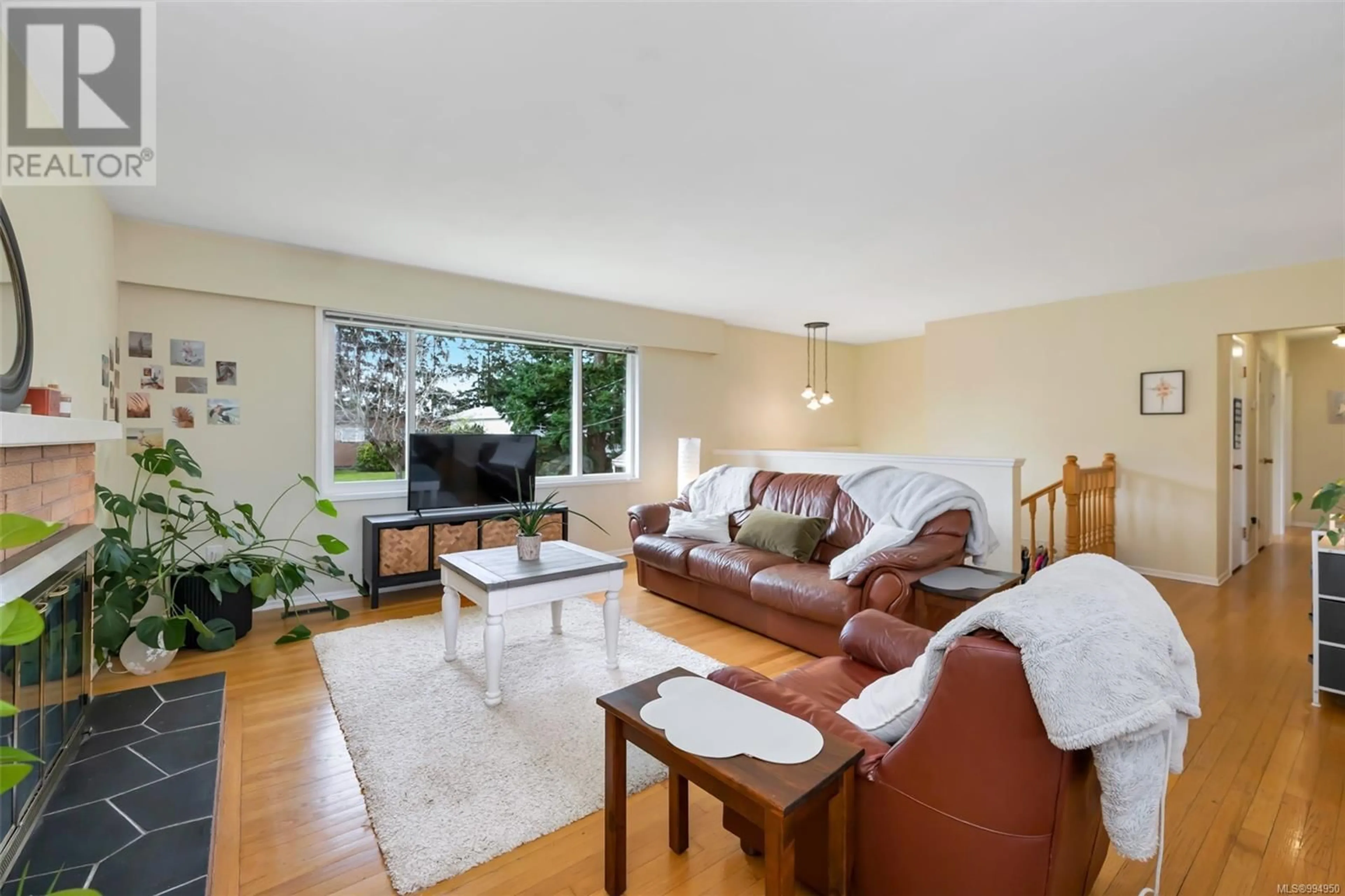 Living room with furniture, unknown for 1870 VENTURA WAY, Saanich British Columbia V8N1R3