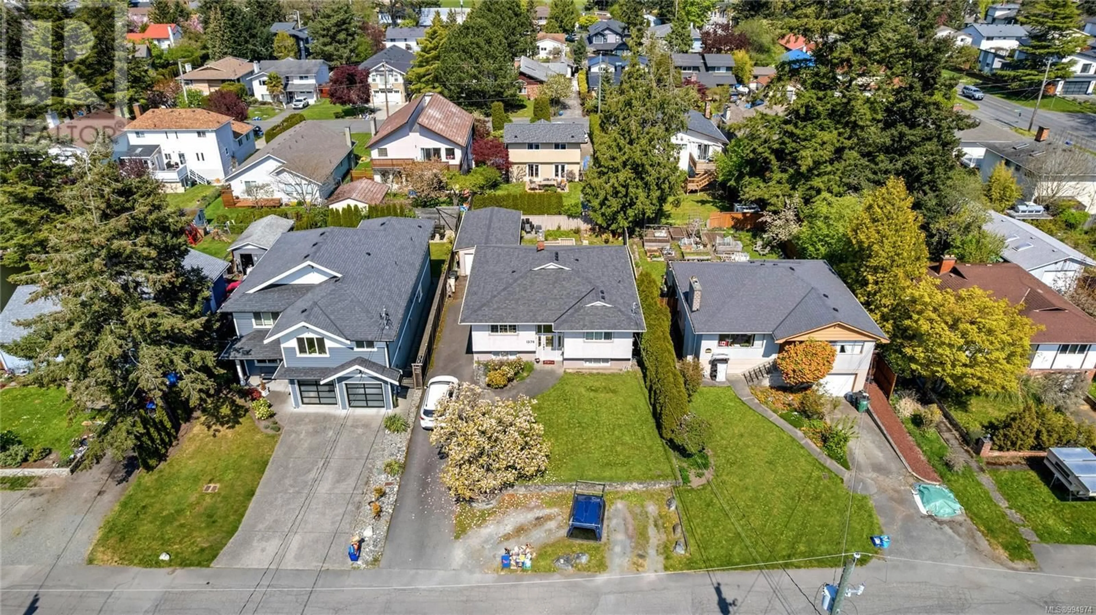 A pic from outside/outdoor area/front of a property/back of a property/a pic from drone, street for 1576 PRAIRIE STREET, Saanich British Columbia V8N2L3
